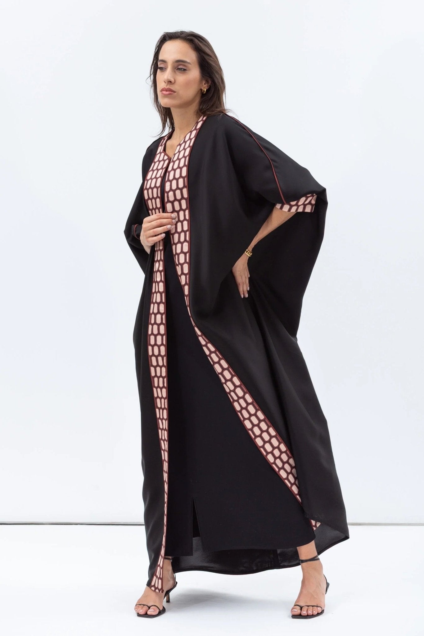 AB - BF - BLK - GP ABAYA - CHIKA - MIRA Y MANO