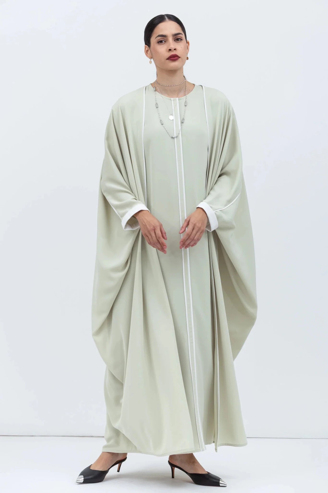 AB - BFLY - L - GREY ABAYA - CHIKA - MIRA Y MANO