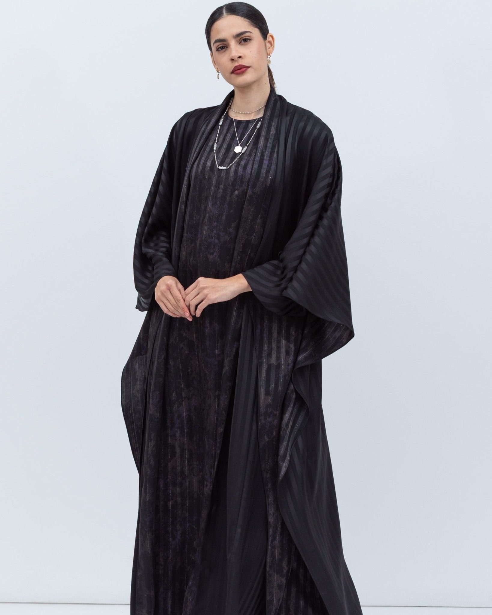 AB-FL-BLK ABAYA - CHIKA - MIRA Y MANO