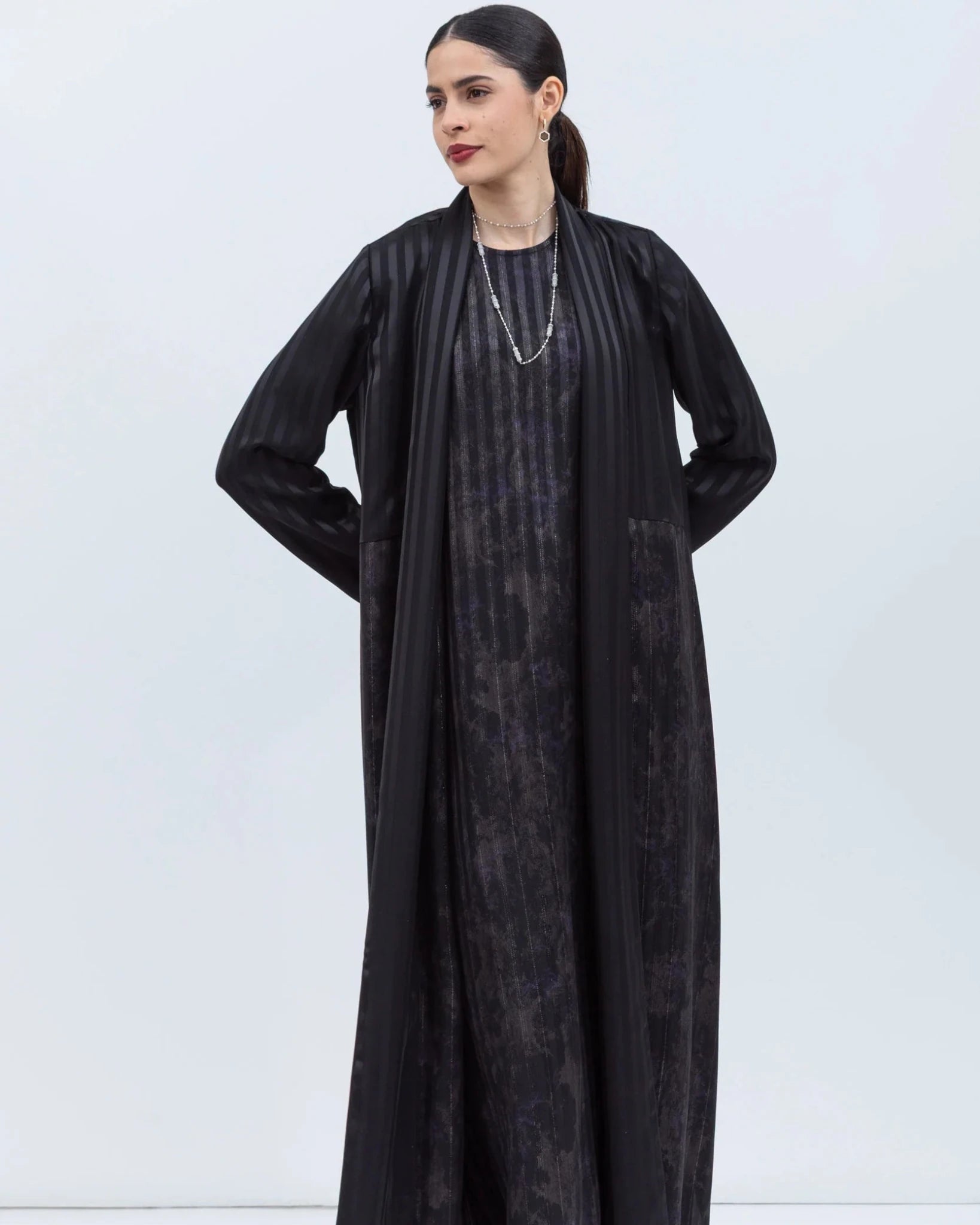AB-FL-BLK ABAYA - CHIKA - MIRA Y MANO