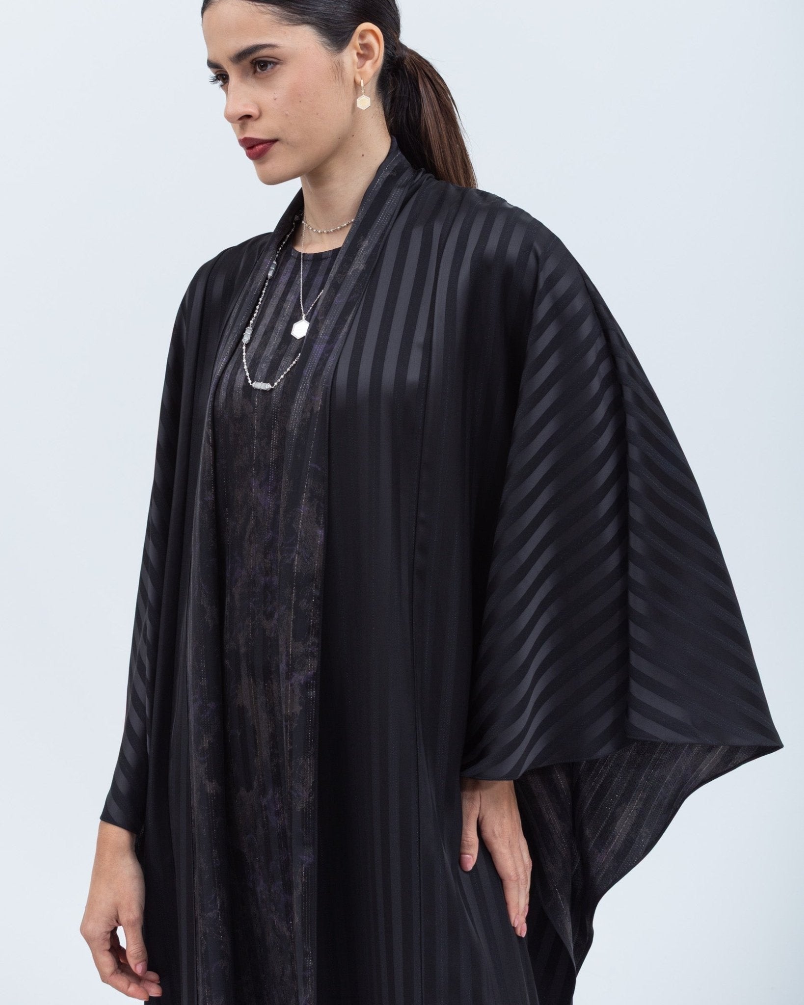 AB-FL-BLK ABAYA - CHIKA - MIRA Y MANO