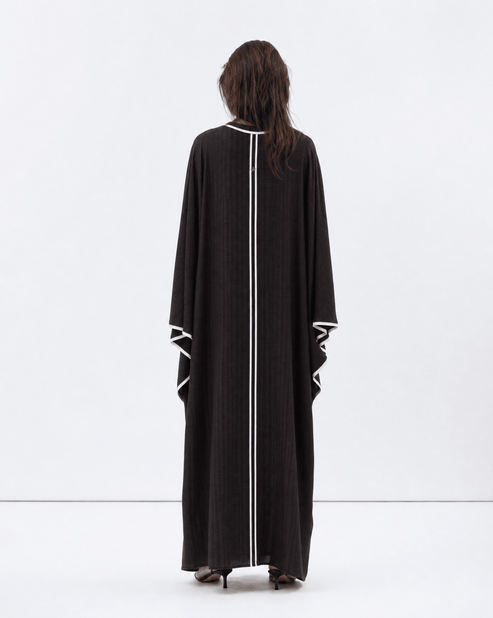 AB-FL-GRYBLK-GP ABAYA - CHIKA - MIRA Y MANO