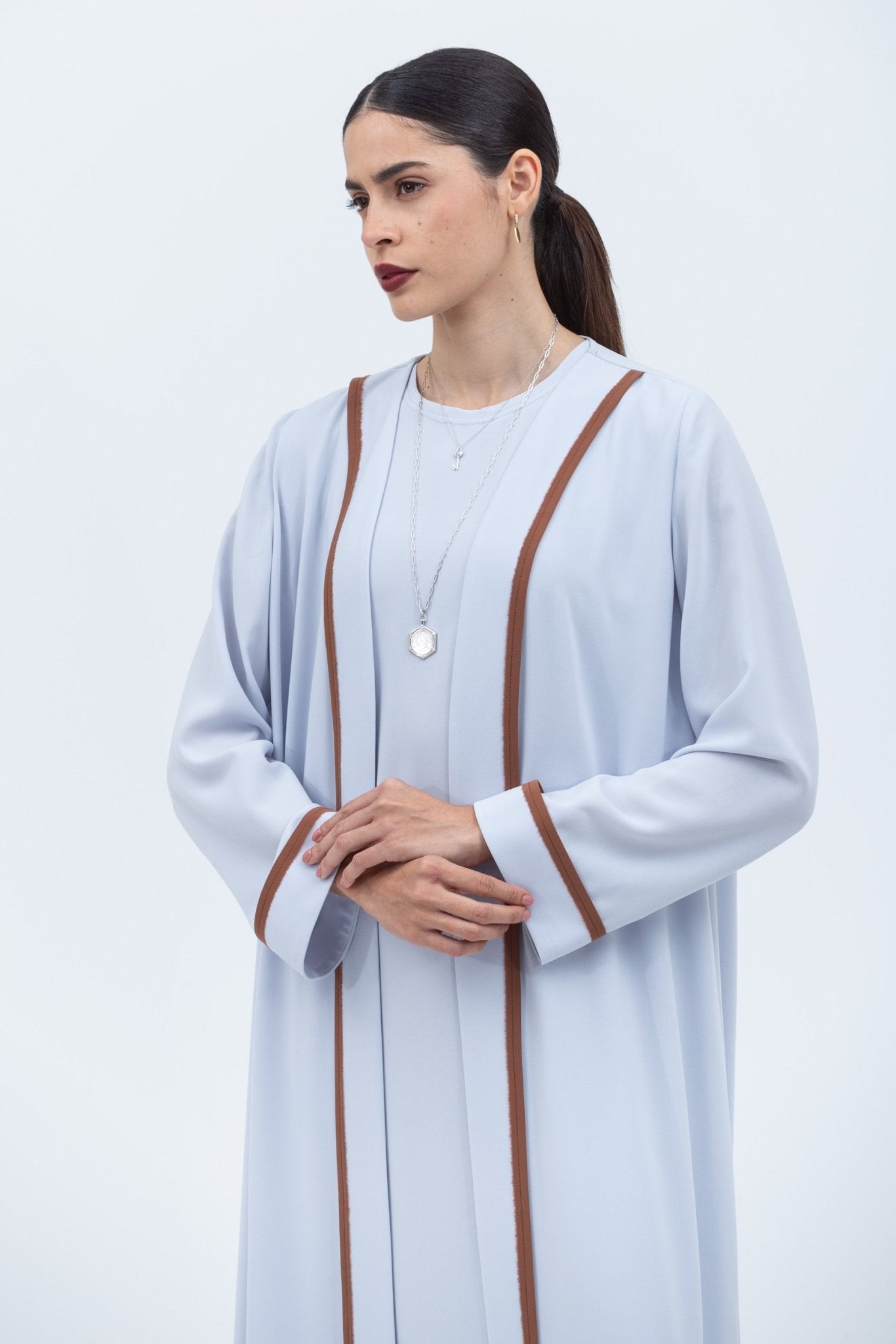 AB - FL - LBLU ABAYA - CHIKA - MIRA Y MANO