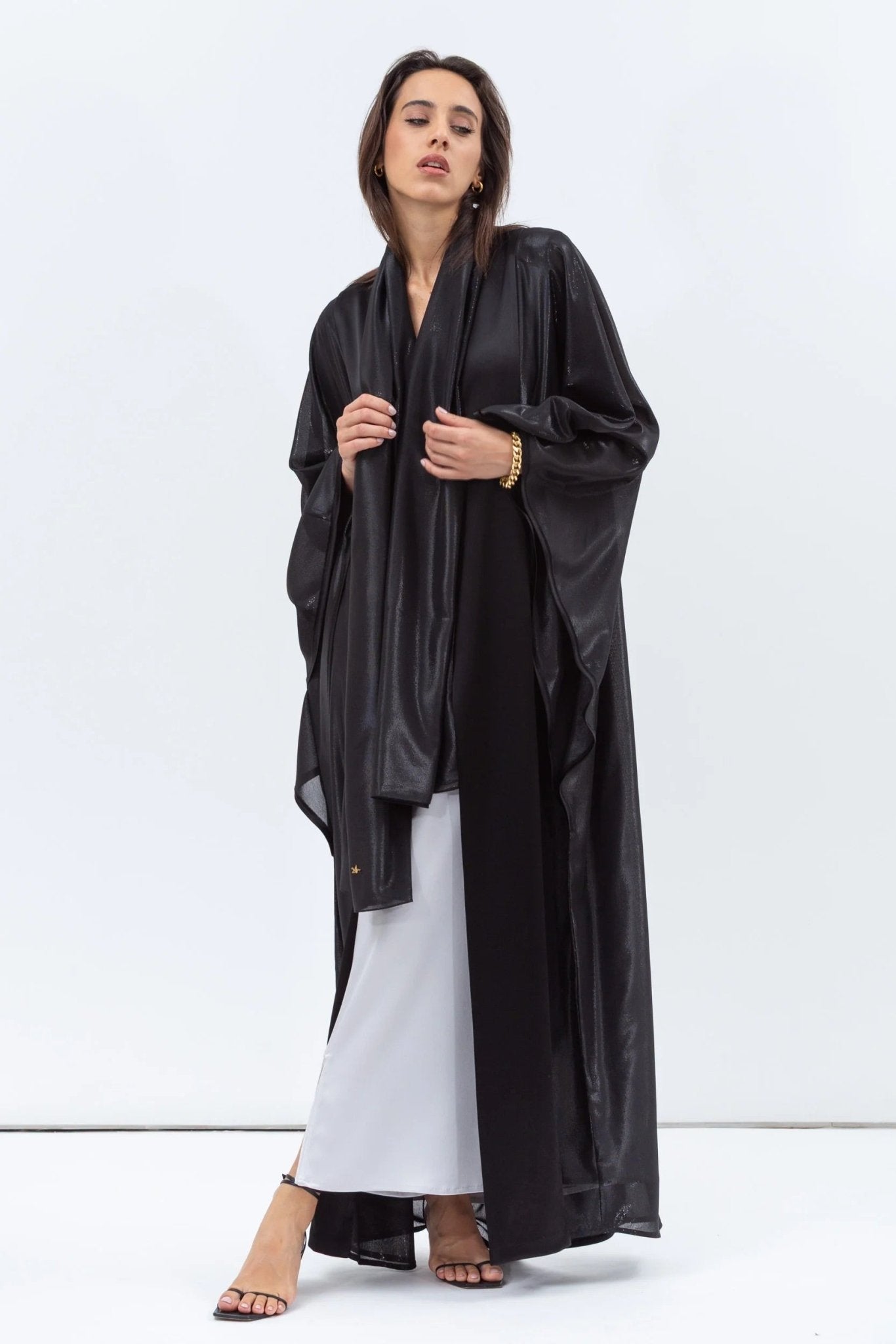 AB - FL - MTCBLK - BS ABAYA - CHIKA - MIRA Y MANO