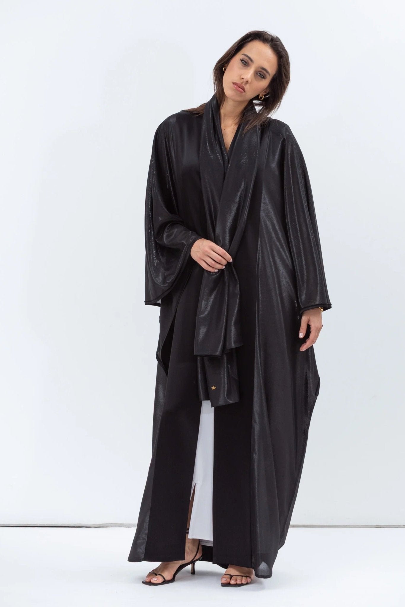 AB - FL - MTCBLK - BS ABAYA - CHIKA - MIRA Y MANO