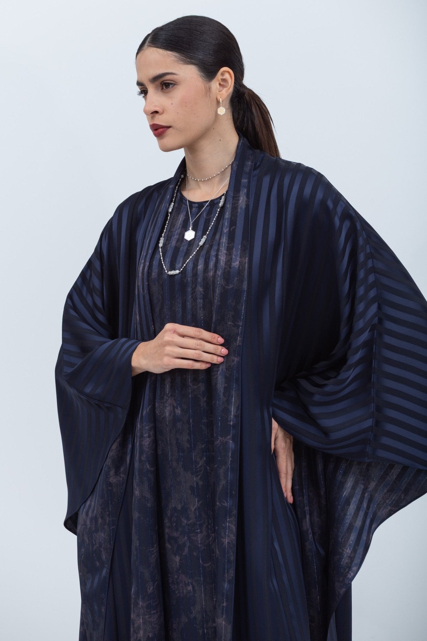 AB - FLW - STR - BL - A ABAYA - CHIKA - MIRA Y MANO