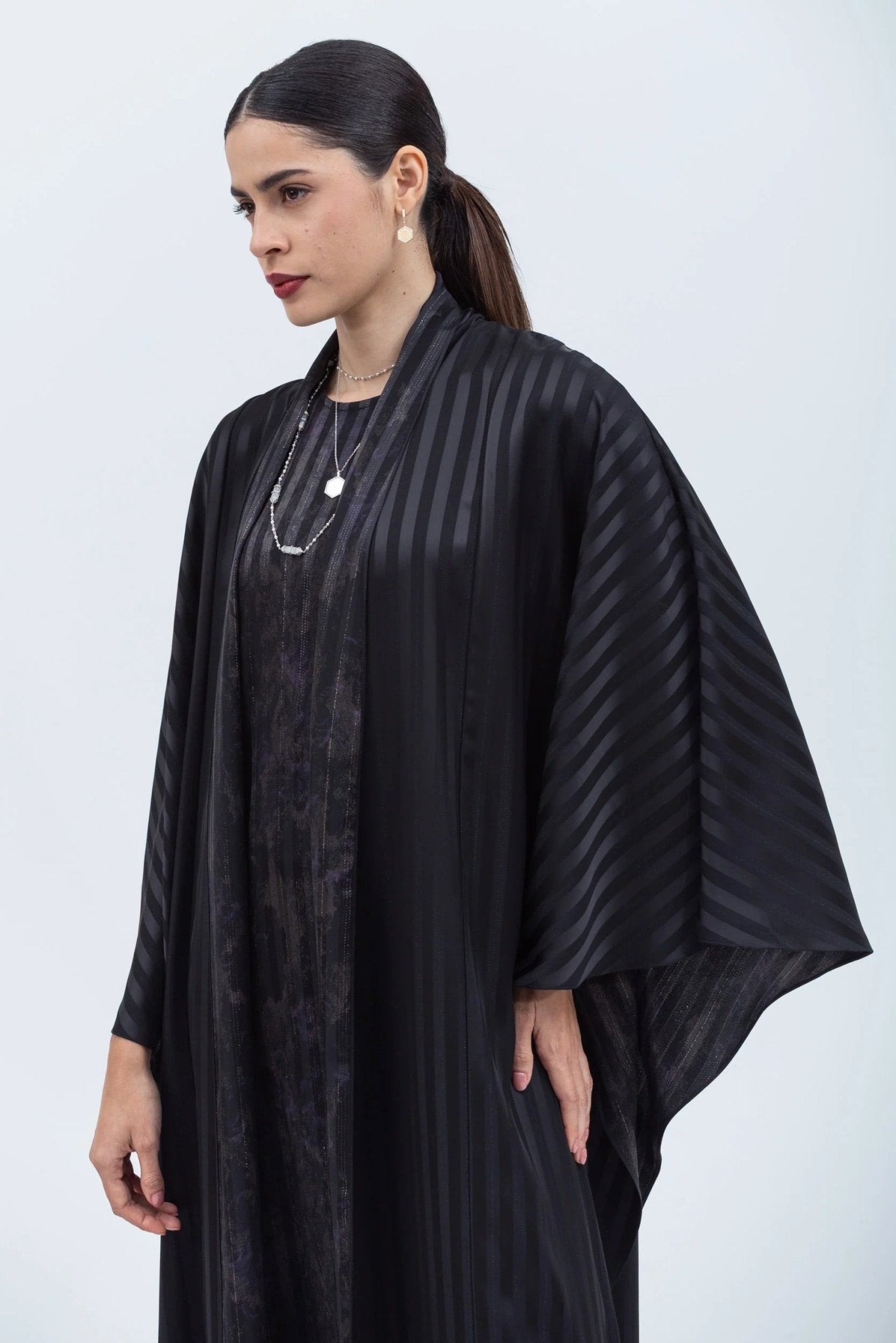AB - FLW - STR - BLK - A ABAYA - CHIKA - MIRA Y MANO