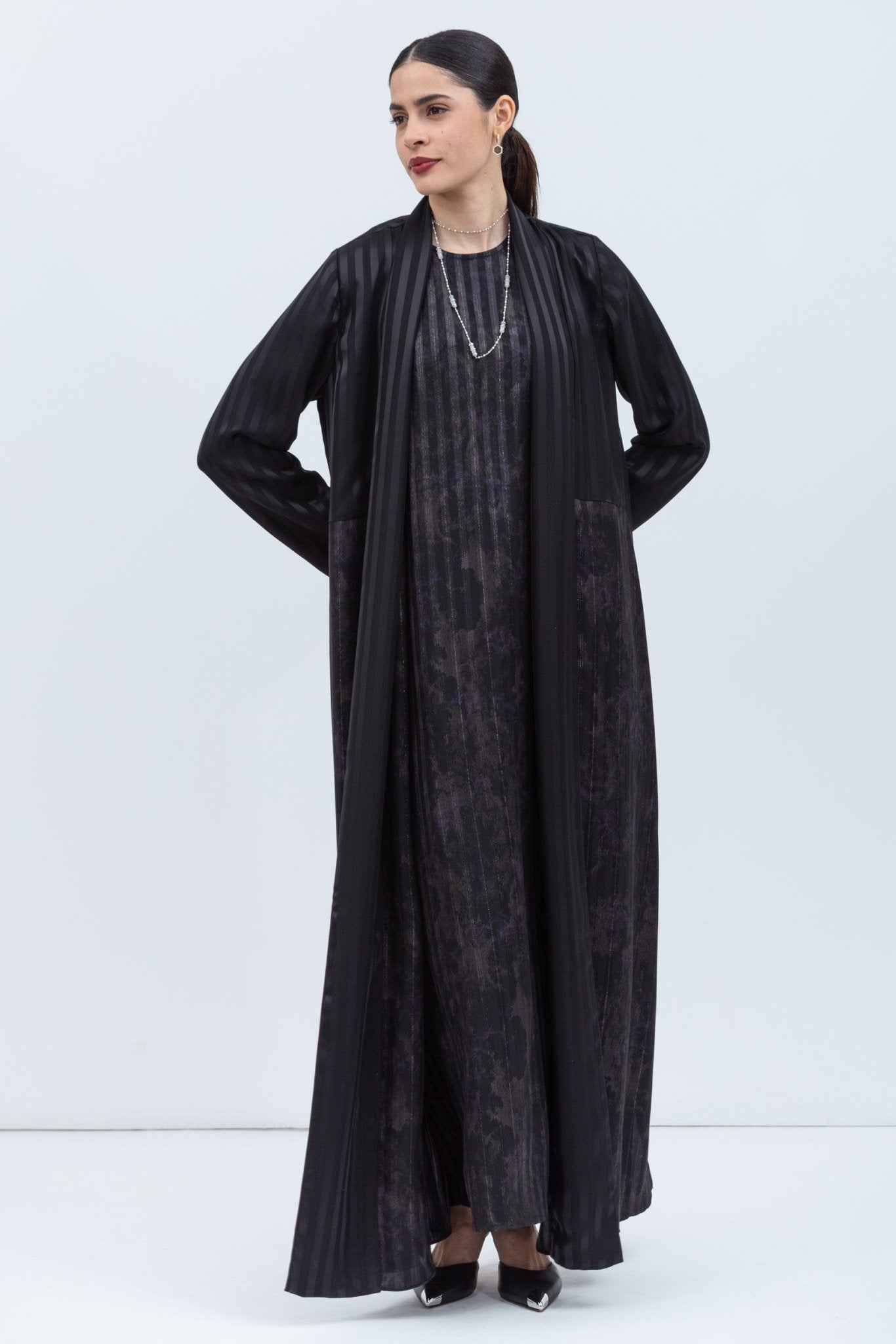 AB - FLW - STR - BLK ABAYA - CHIKA - MIRA Y MANO