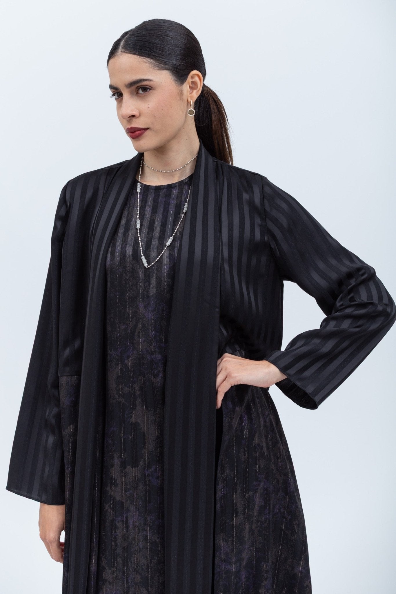 AB - FLW - STR - BLK ABAYA - CHIKA - MIRA Y MANO