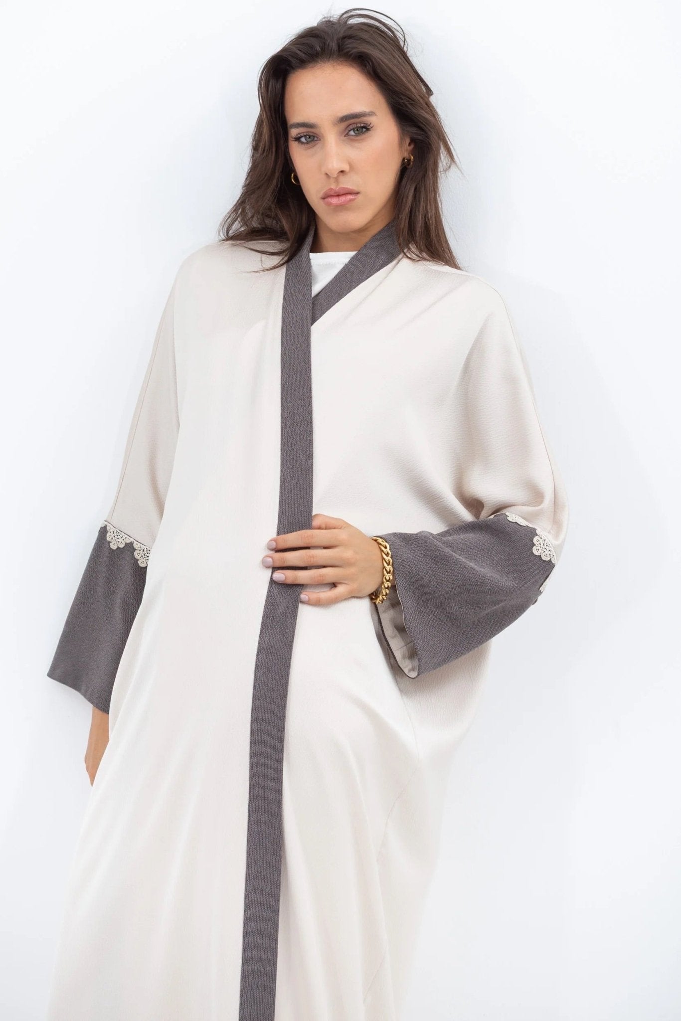 AB-LC-BGE-GRYTD ABAYA - CHIKA - MIRA Y MANO