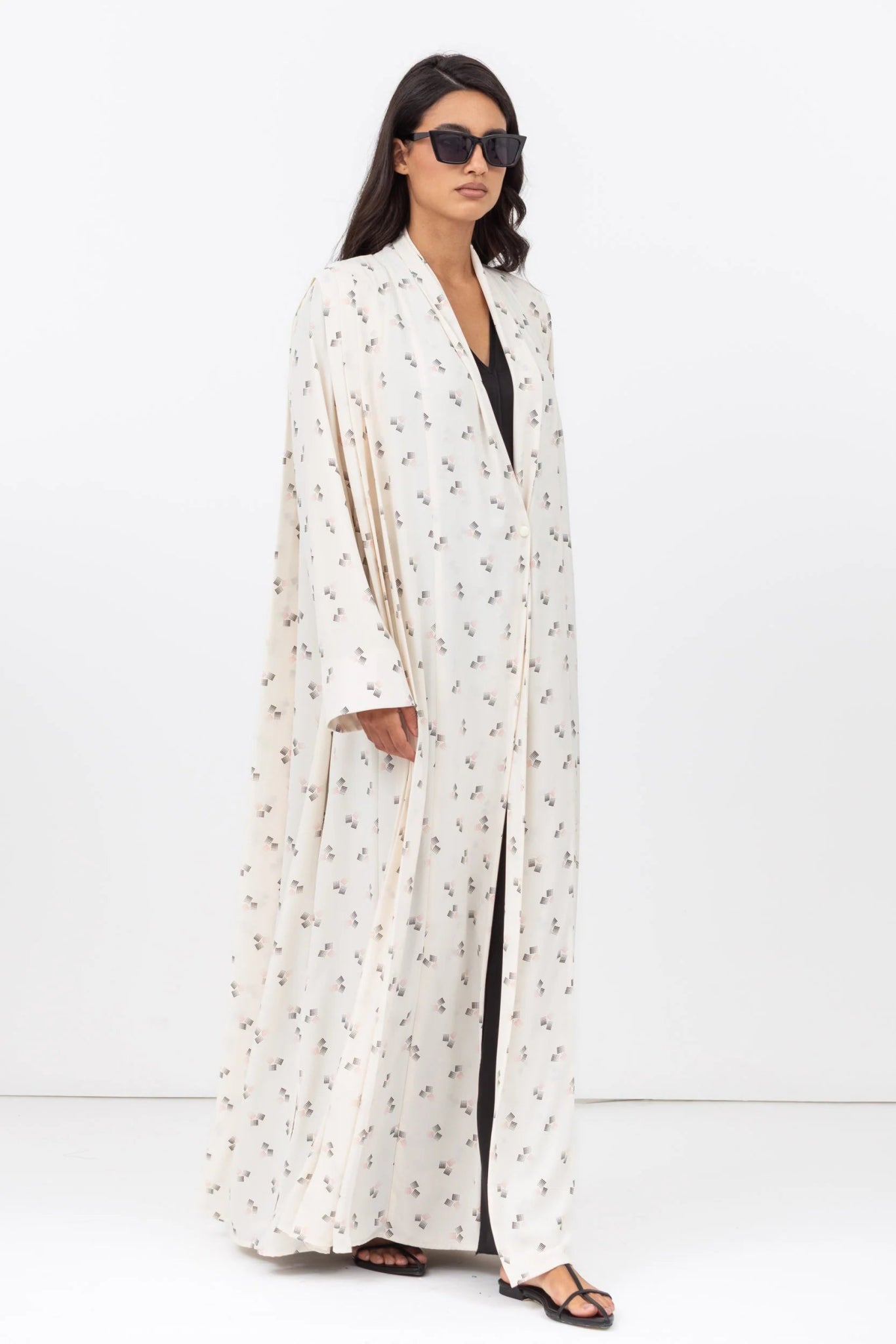 AB - LOO - PR - OF ABAYA - CHIKA - MIRA Y MANO