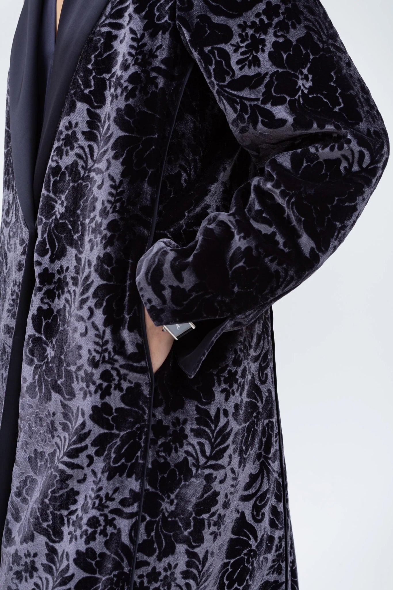 AB - LUX - GRY ABAYA - CHIKA - MIRA Y MANO