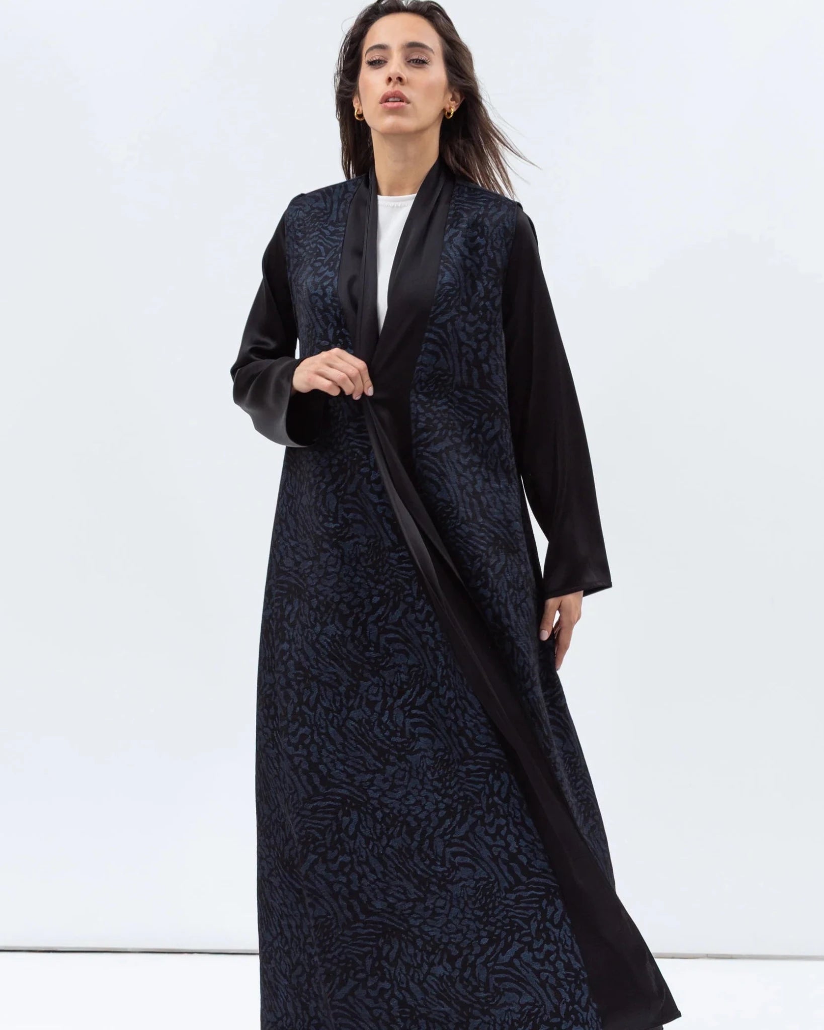 AB-SC-BNVY-SD ABAYA - CHIKA - MIRA Y MANO