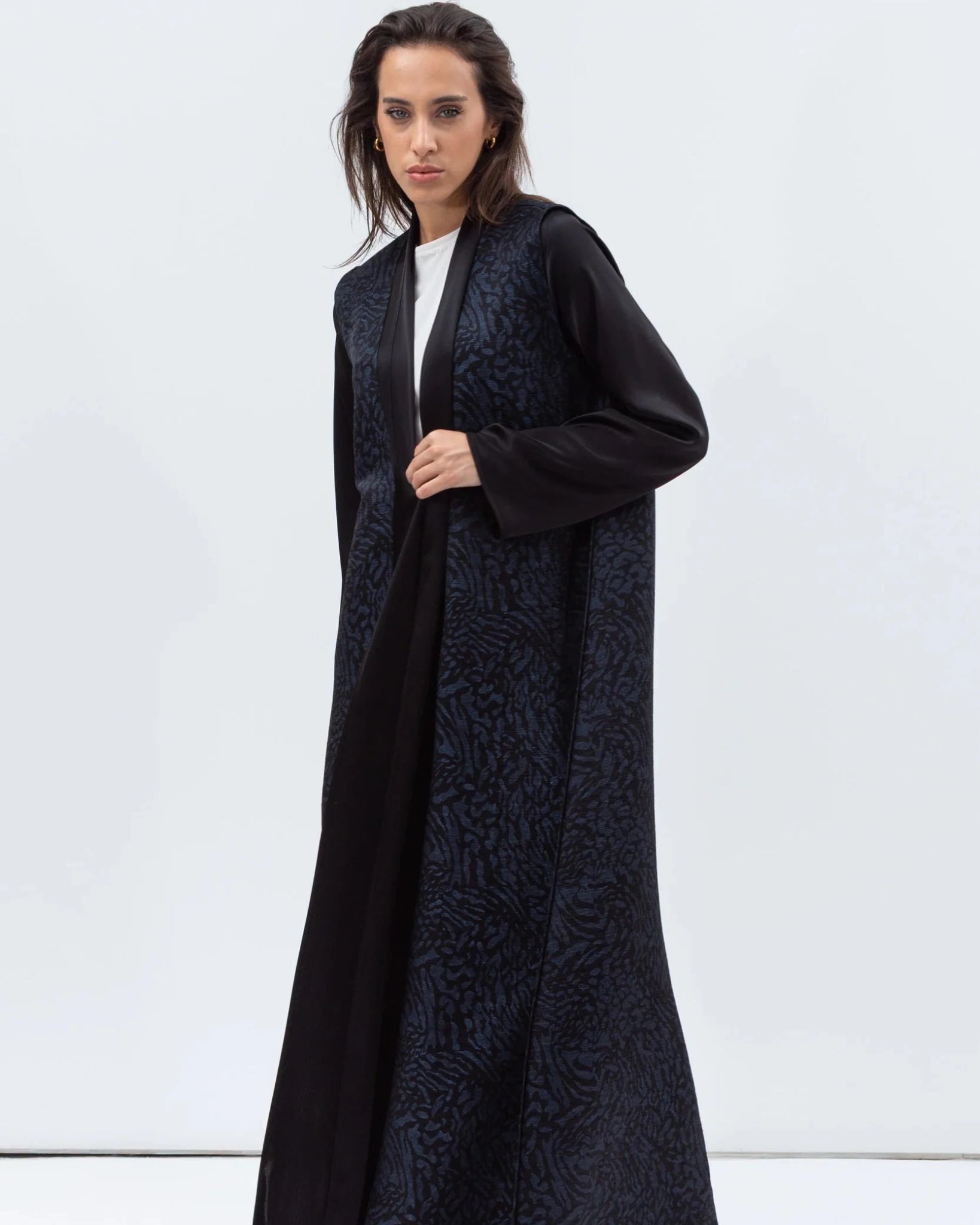 AB-SC-BNVY-SD ABAYA - CHIKA - MIRA Y MANO