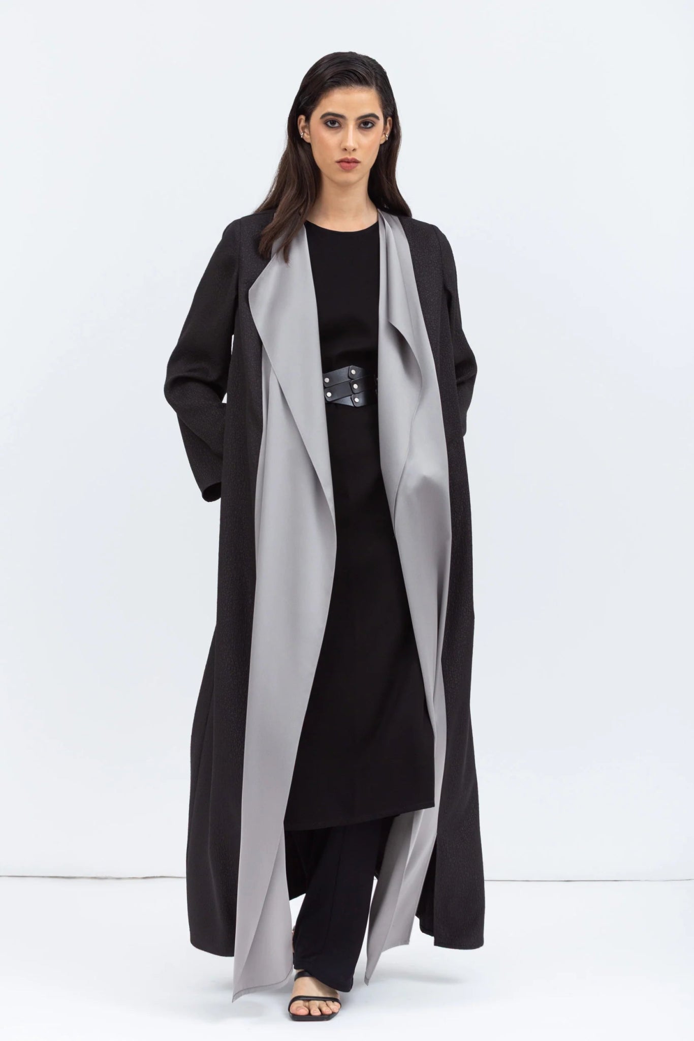 AB - TT - GRY - BLK ABAYA - CHIKA - MIRA Y MANO