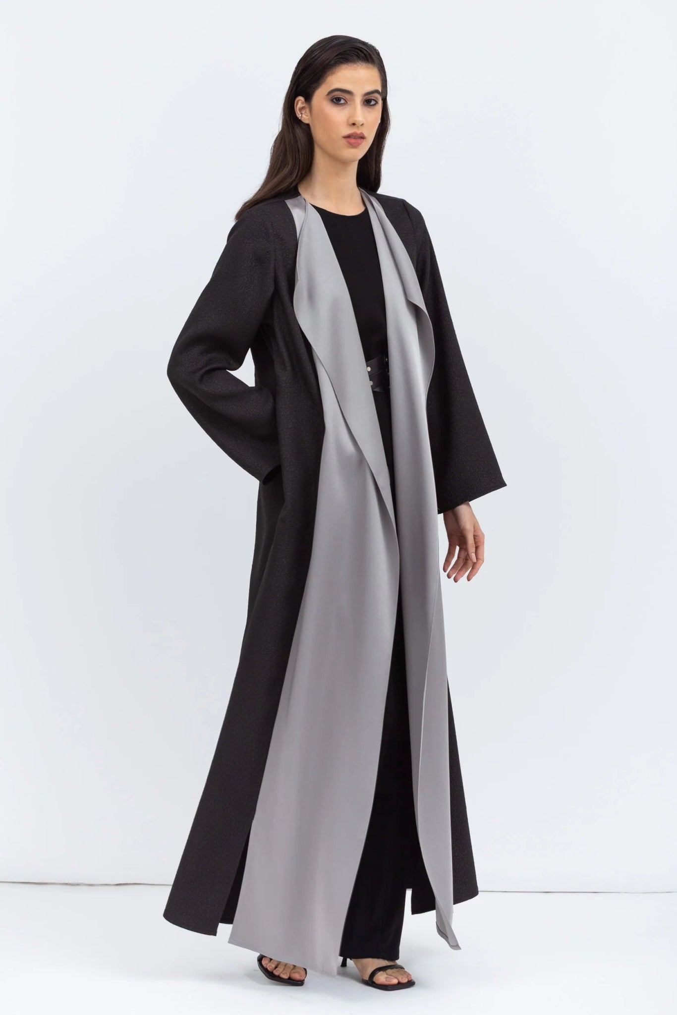 AB - TT - GRY - BLK ABAYA - CHIKA - MIRA Y MANO