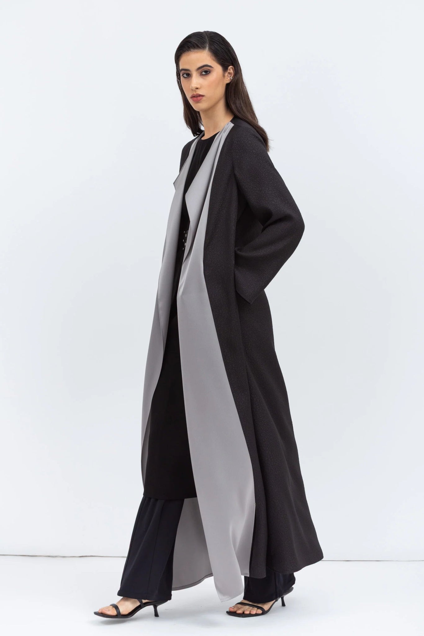 AB - TT - GRY - BLK ABAYA - CHIKA - MIRA Y MANO