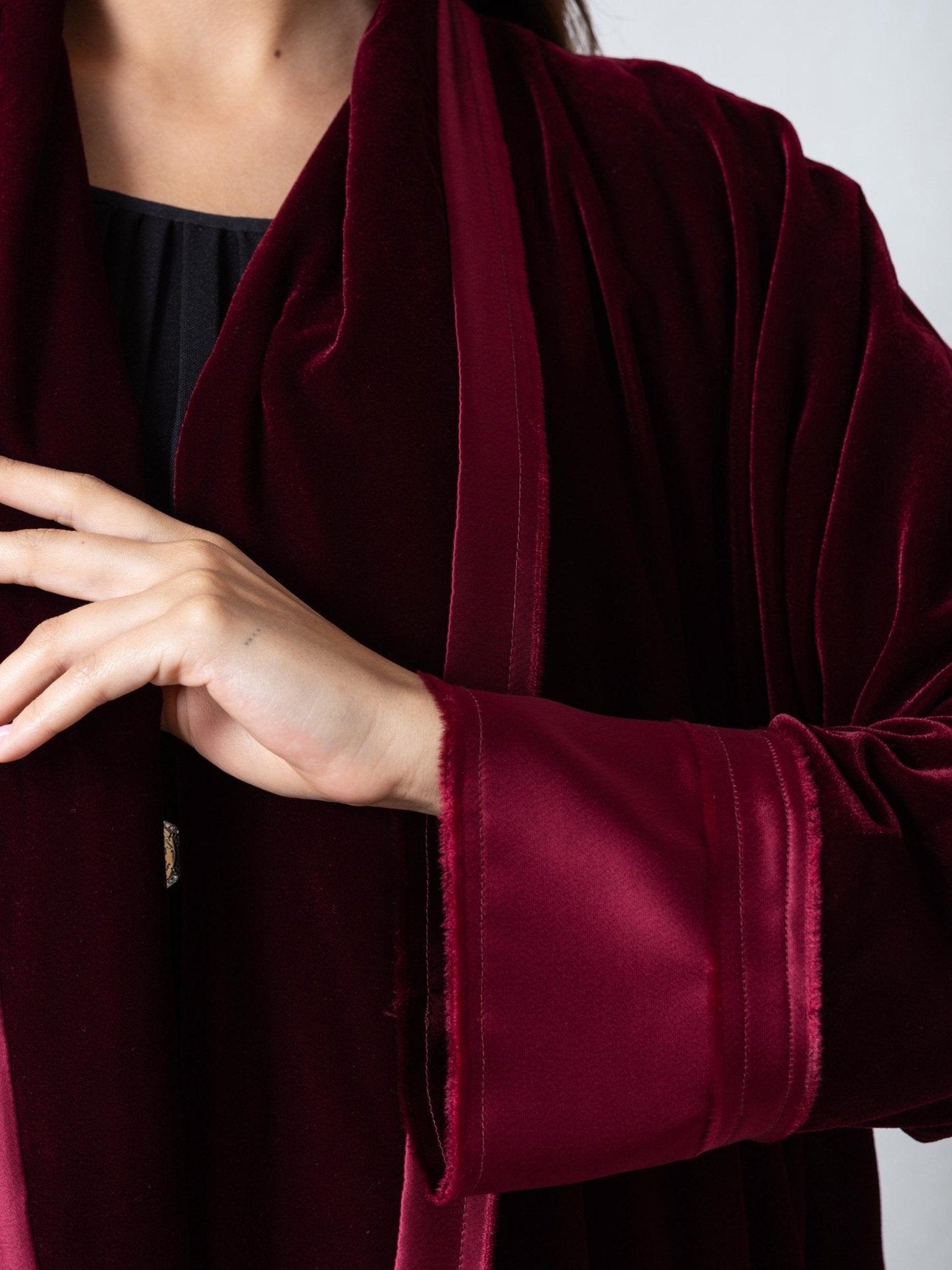 AB - VEL - BUR ABAYA - CHIKA - MIRA Y MANO