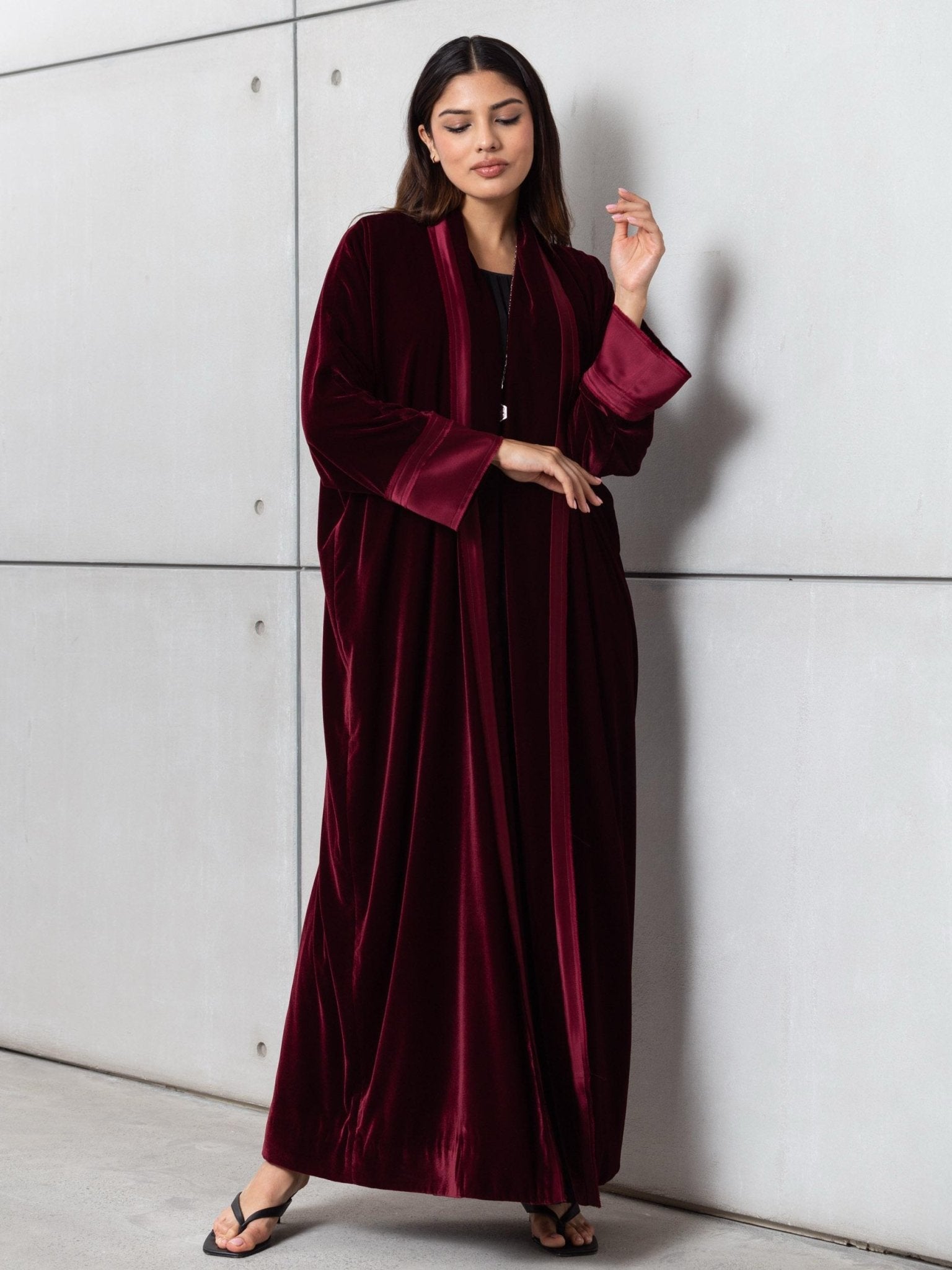 AB - VEL - BUR ABAYA - CHIKA - MIRA Y MANO