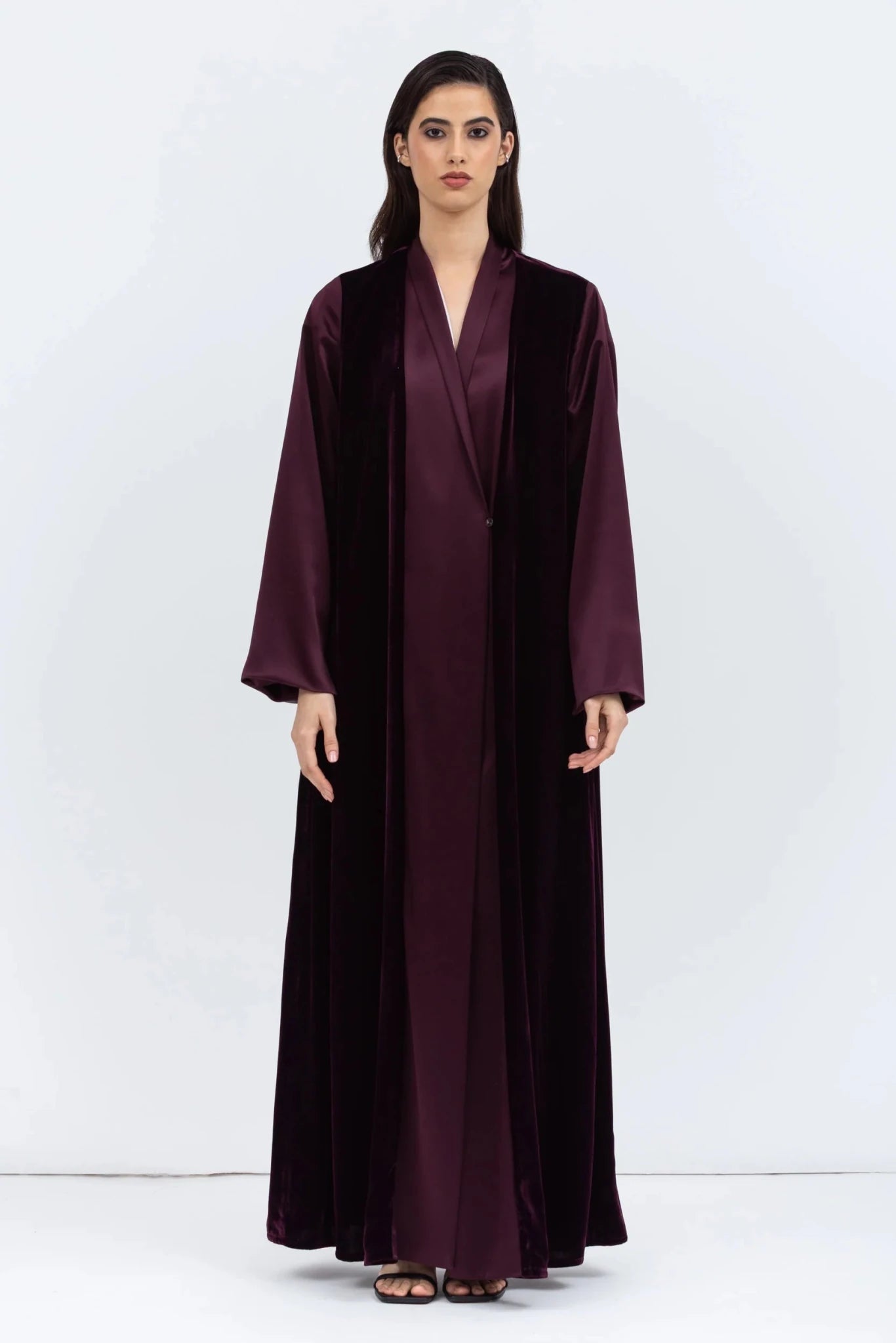 AB - VEL - D - BUR ABAYA - CHIKA - MIRA Y MANO