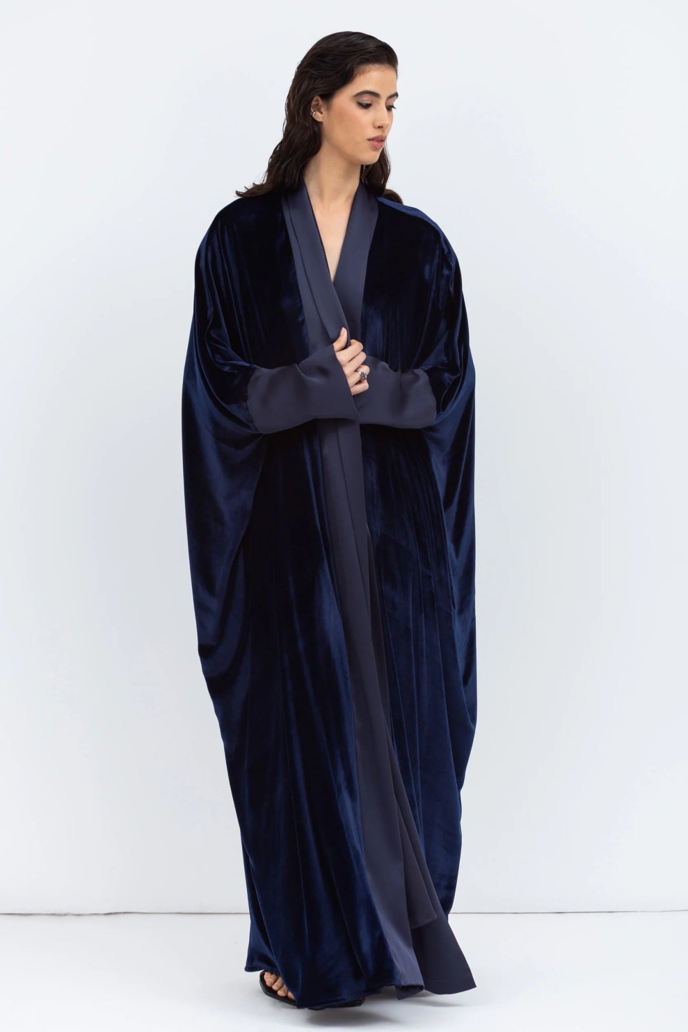 AB - VEL - LNBL ABAYA - CHIKA - MIRA Y MANO