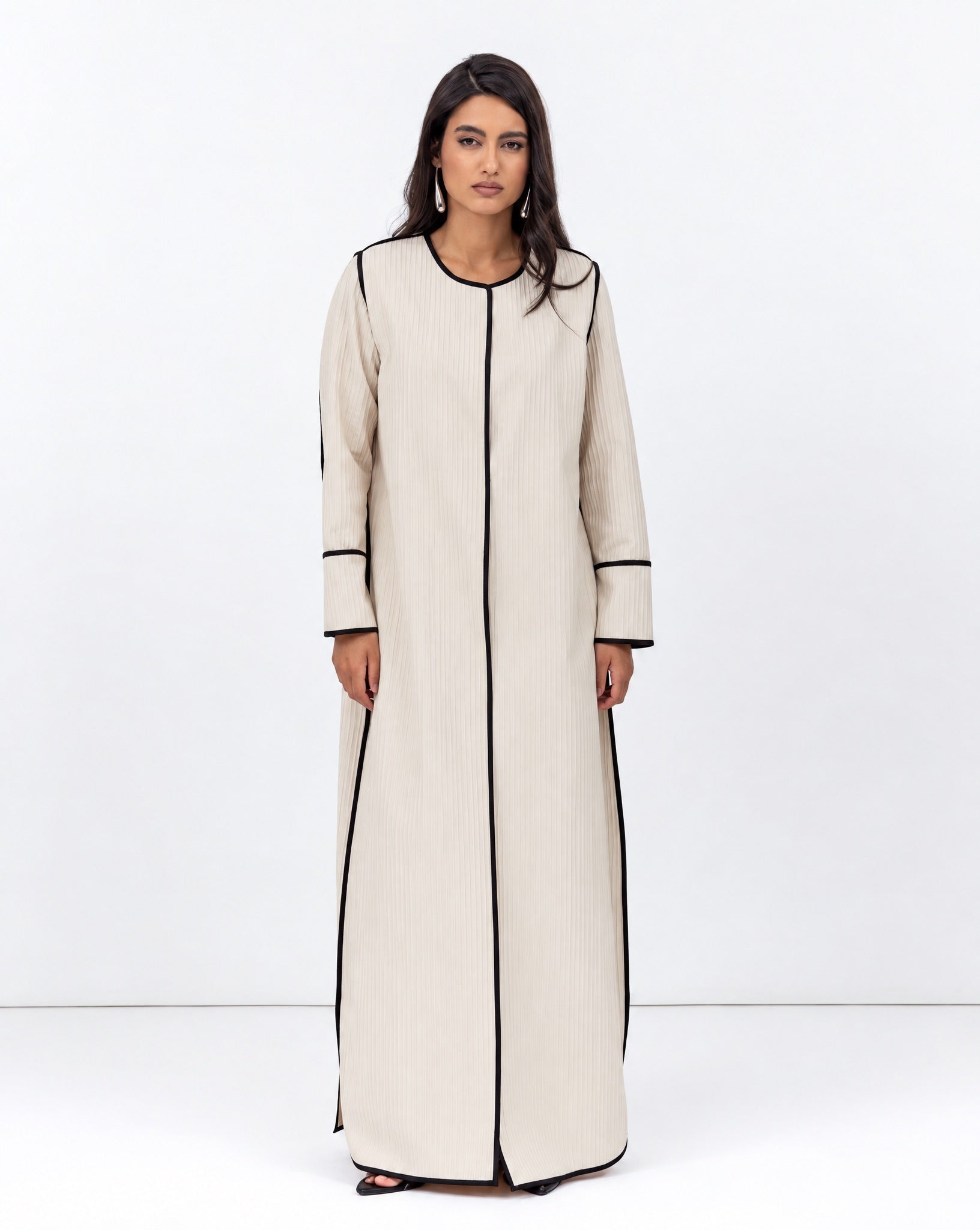 Structured Abaya in Creme with Black Piping Details - CHIKA - MIRA Y MANO