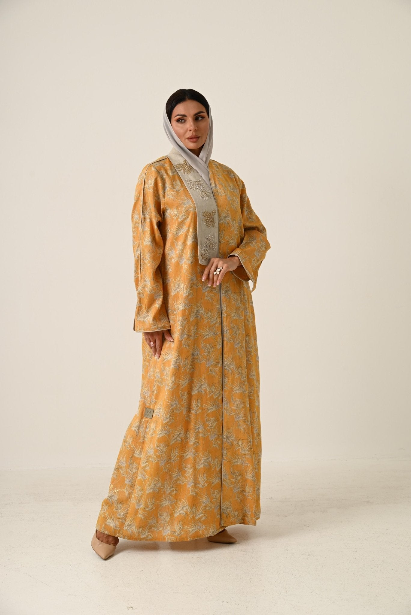 DM26 - A01 Y ABAYA - DAR ALMUZN - MIRA Y MANO