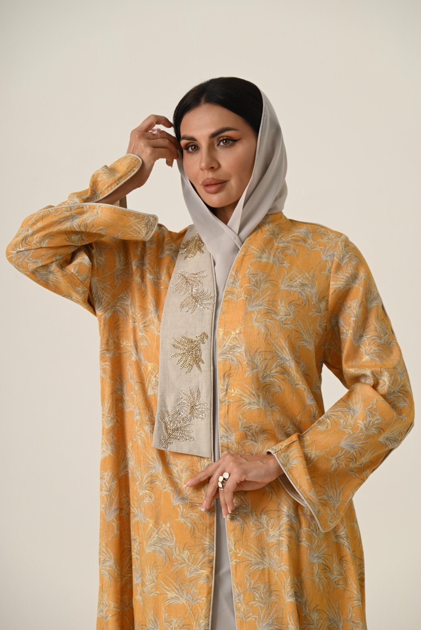 DM26 - A01 Y ABAYA - DAR ALMUZN - MIRA Y MANO