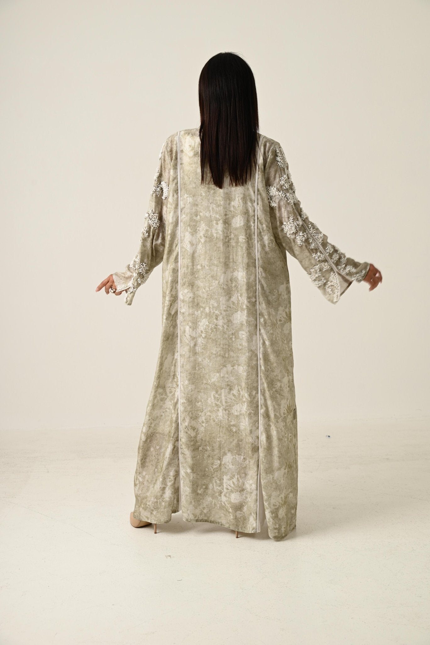 DM26 - A02 G ABAYA - DAR ALMUZN - MIRA Y MANO