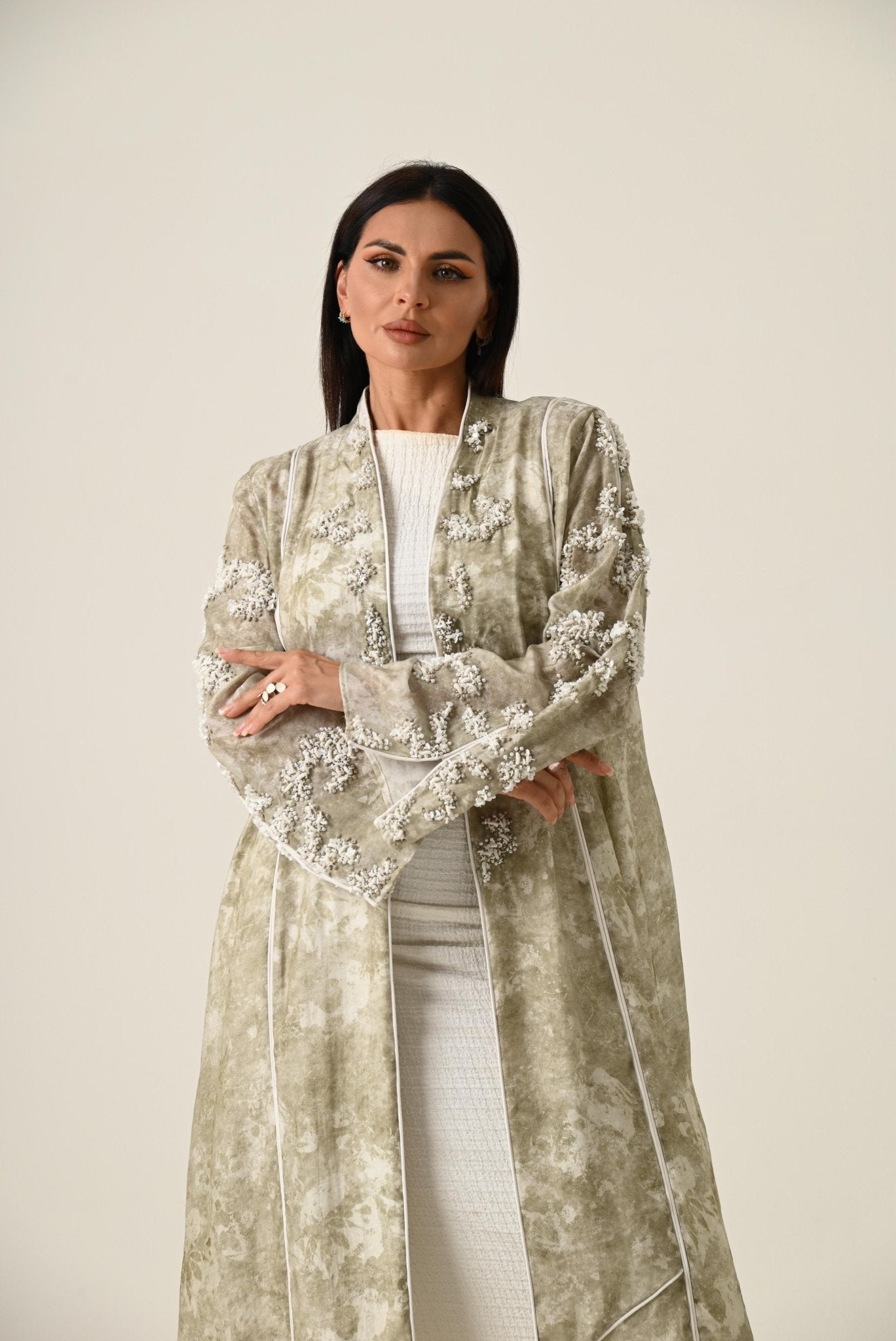 DM26 - A02 G ABAYA - DAR ALMUZN - MIRA Y MANO