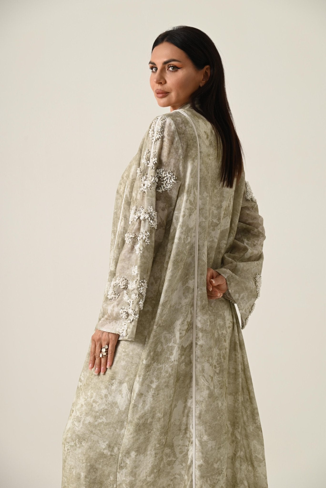 DM26 - A02 G ABAYA - DAR ALMUZN - MIRA Y MANO