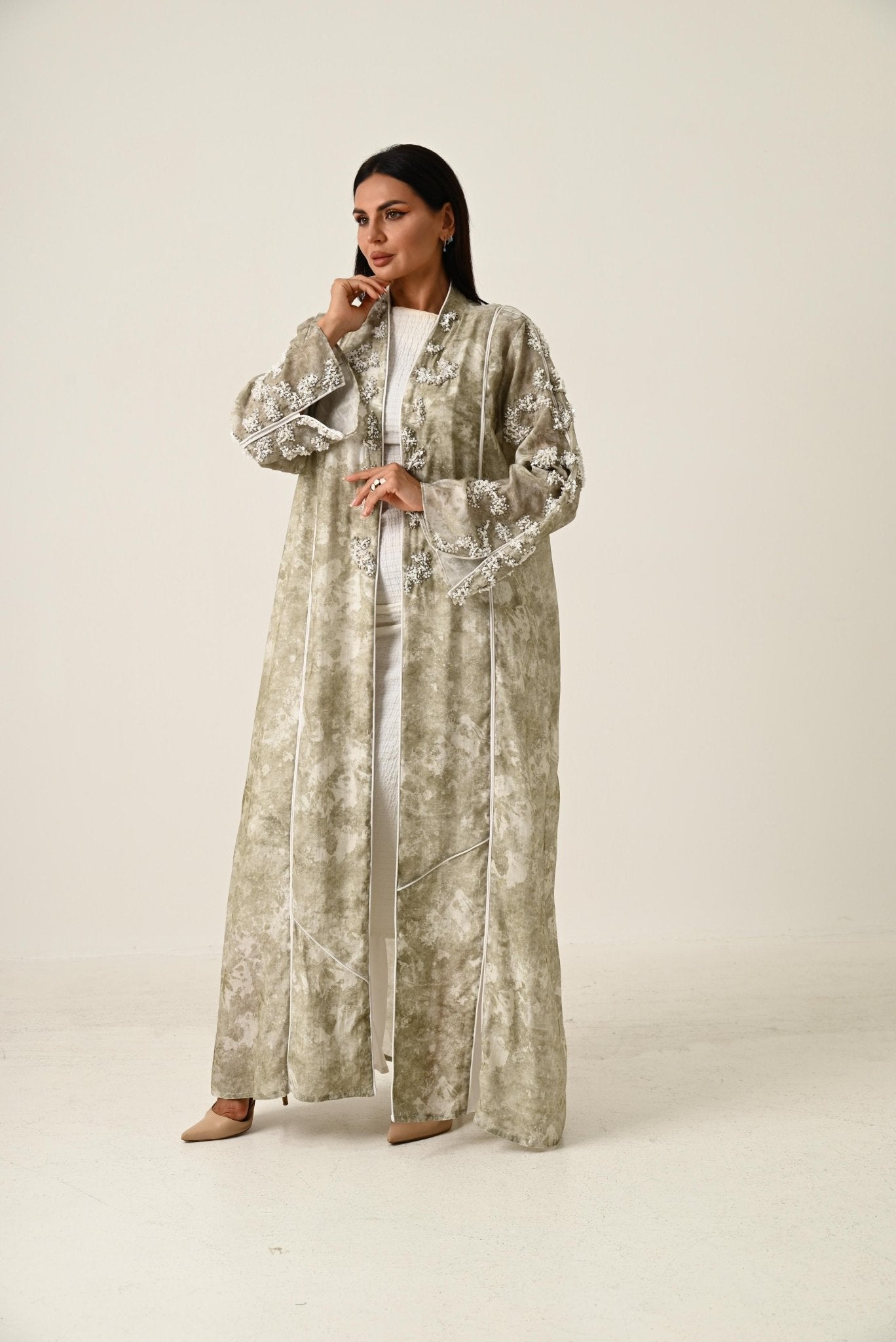 DM26 - A02 G ABAYA - DAR ALMUZN - MIRA Y MANO