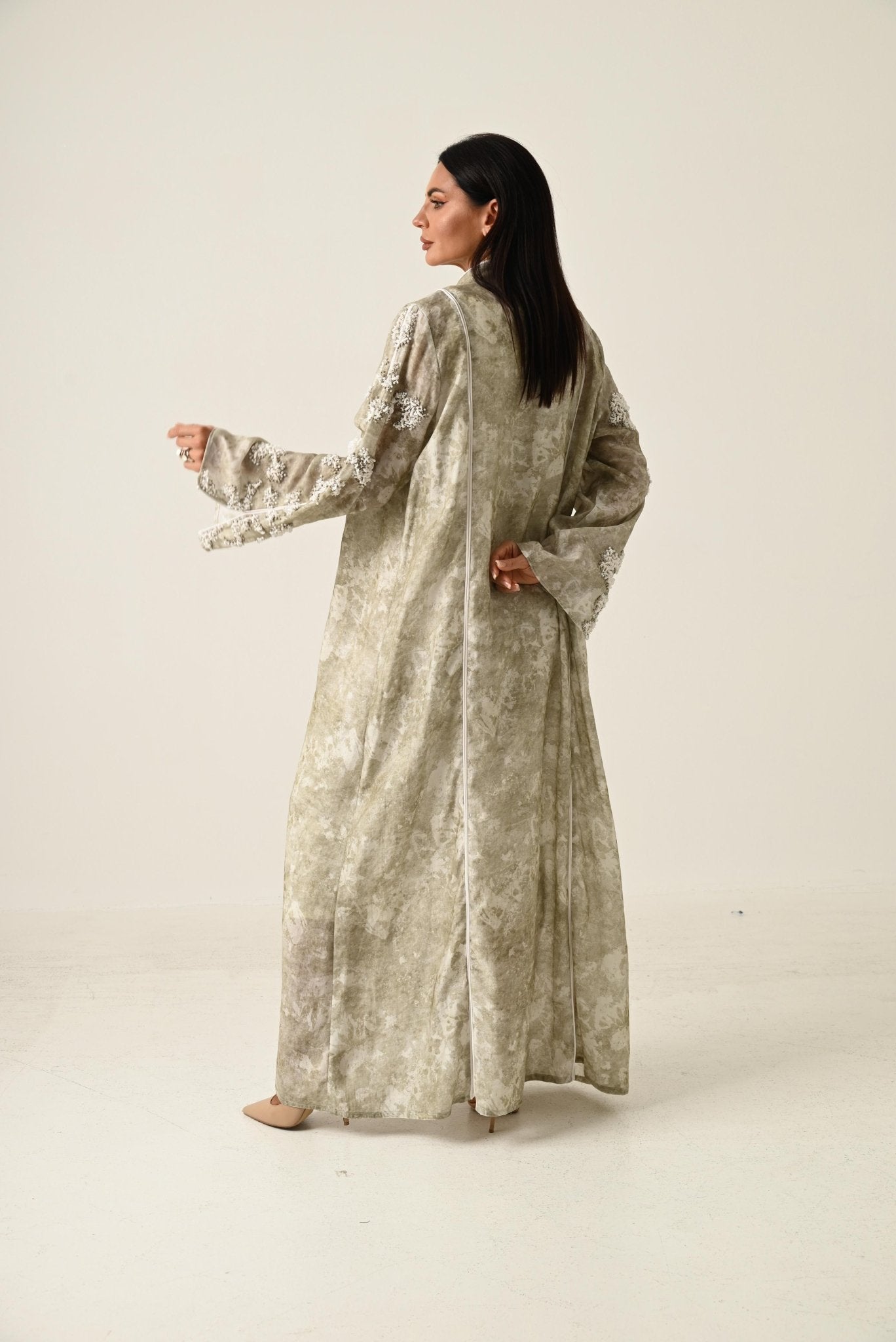 DM26 - A02 G ABAYA - DAR ALMUZN - MIRA Y MANO