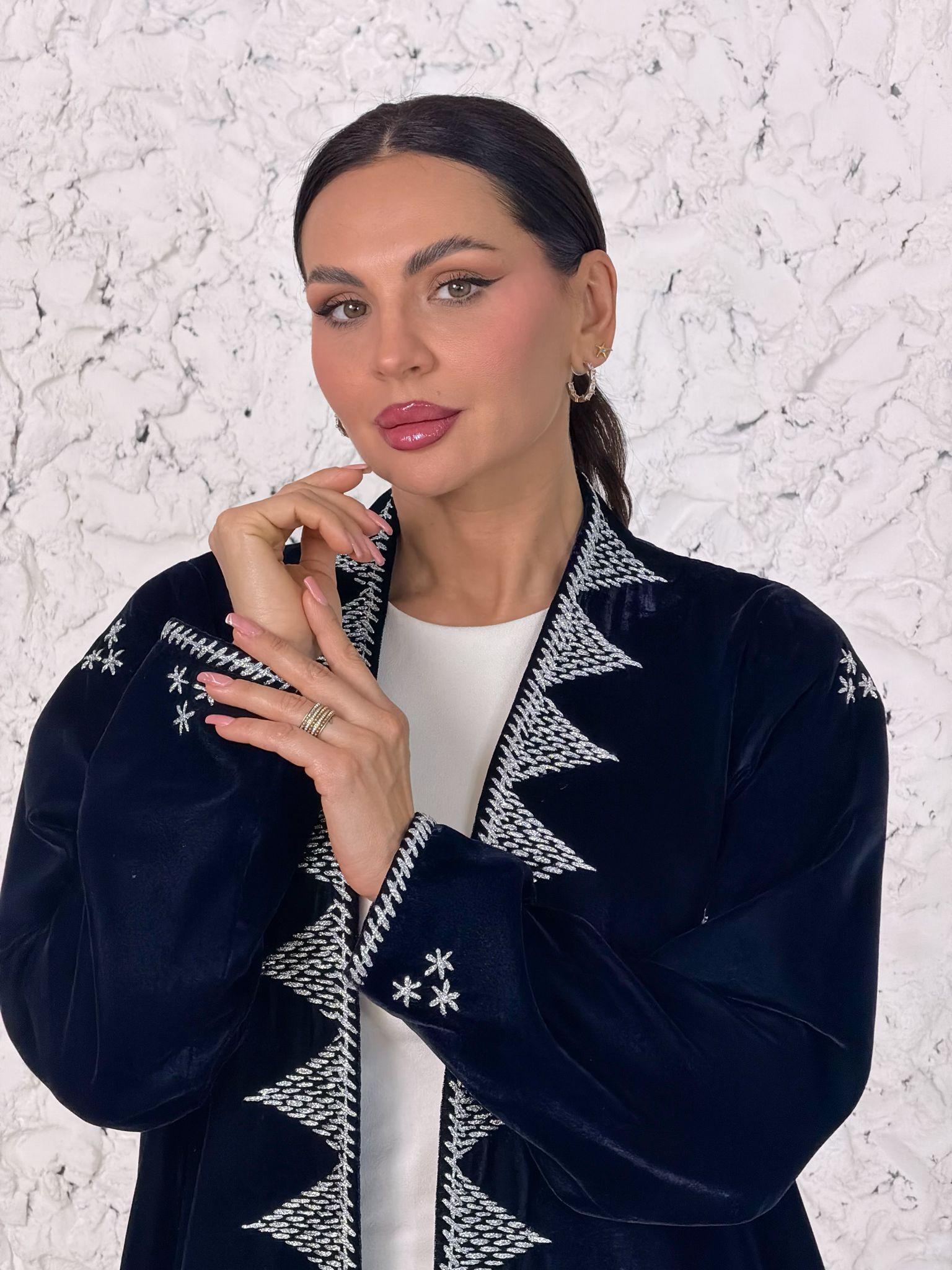 DM26 - AV02 ABAYA - DAR ALMUZN - MIRA Y MANO