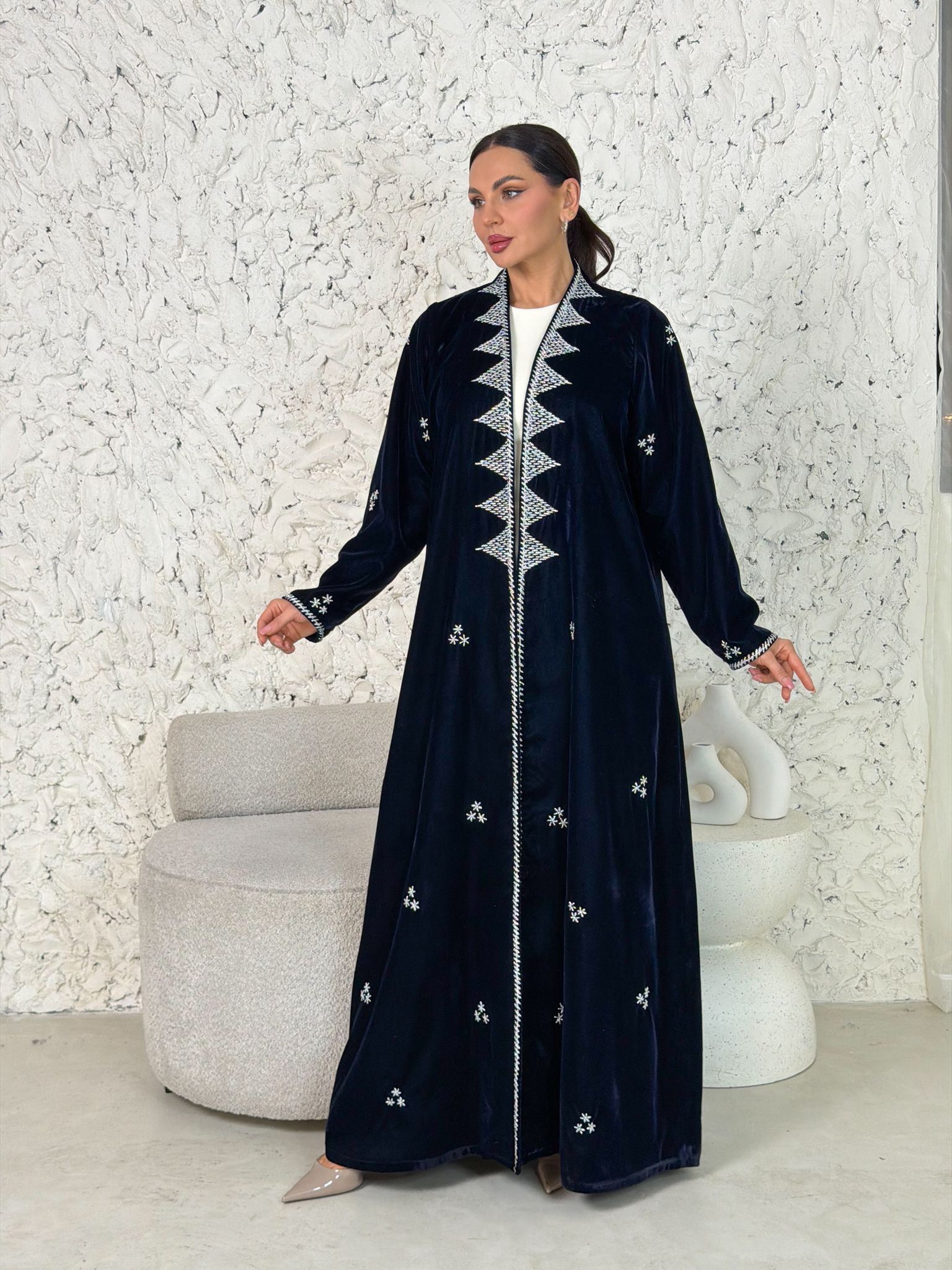 DM26 - AV02 ABAYA - DAR ALMUZN - MIRA Y MANO