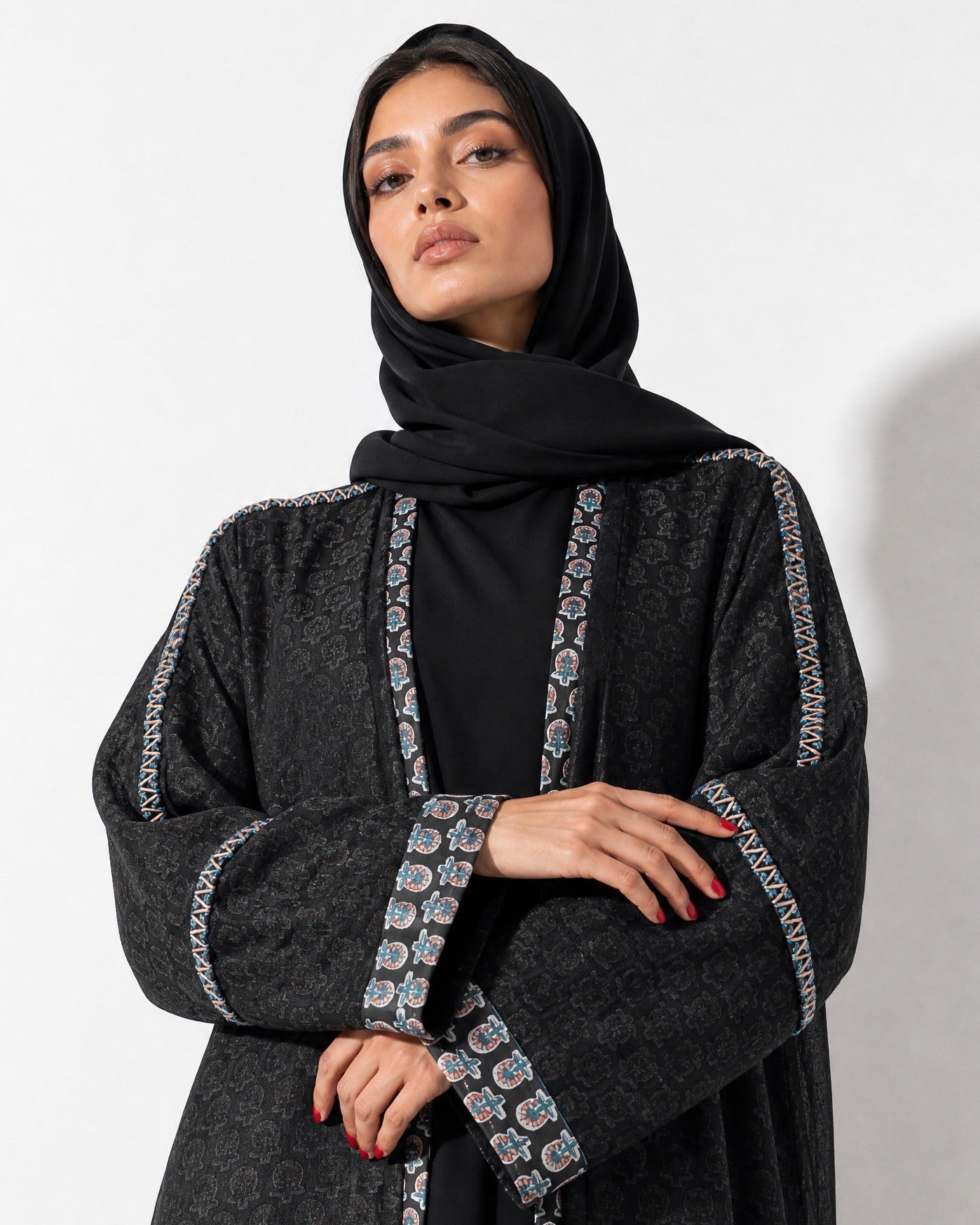SC26TR6004-BK-1 ABAYA - DAR TARAF - MIRA Y MANO