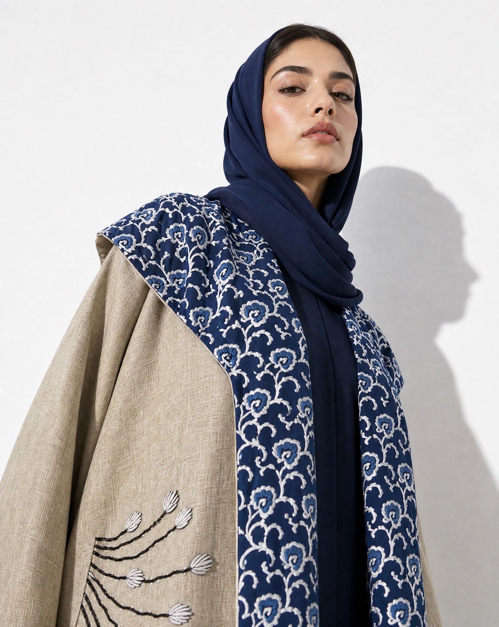 SC26TR6005-BI ABAYA - DAR TARAF - MIRA Y MANO