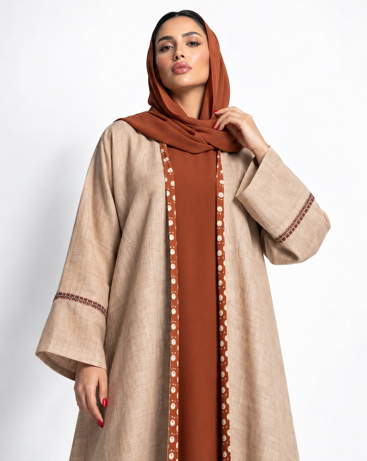 XO PRINT BEIGE ABAYA - DAR TARAF - MIRA Y MANO