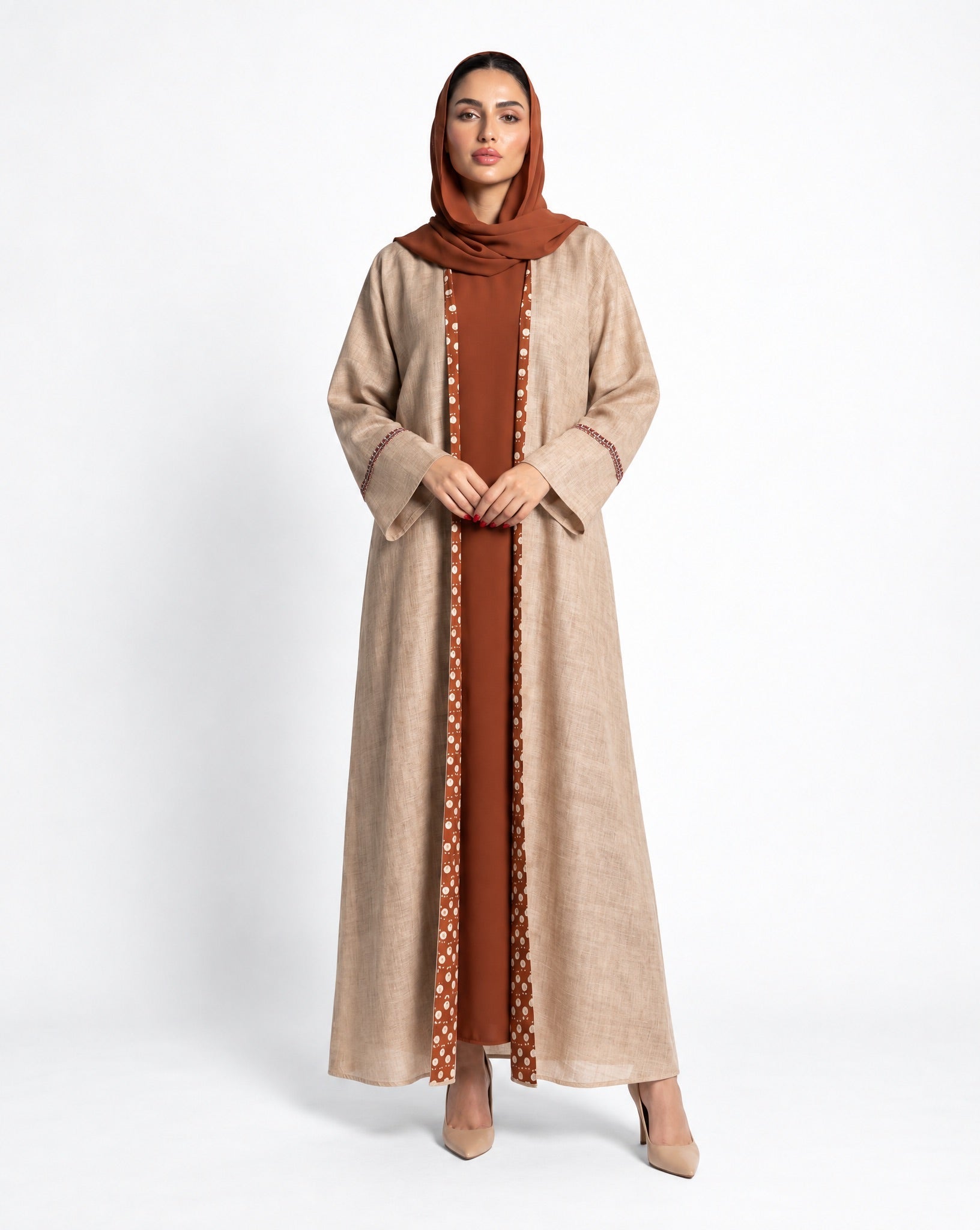 XO PRINT BEIGE ABAYA - DAR TARAF - MIRA Y MANO