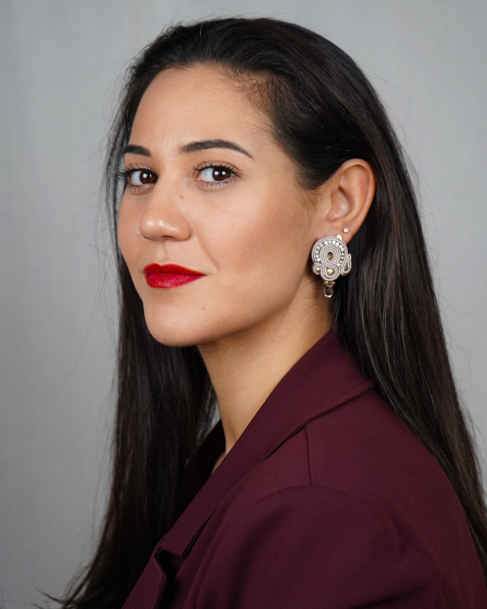MONTMARTREB – Beige Earring - DESIREA - MIRA Y MANO