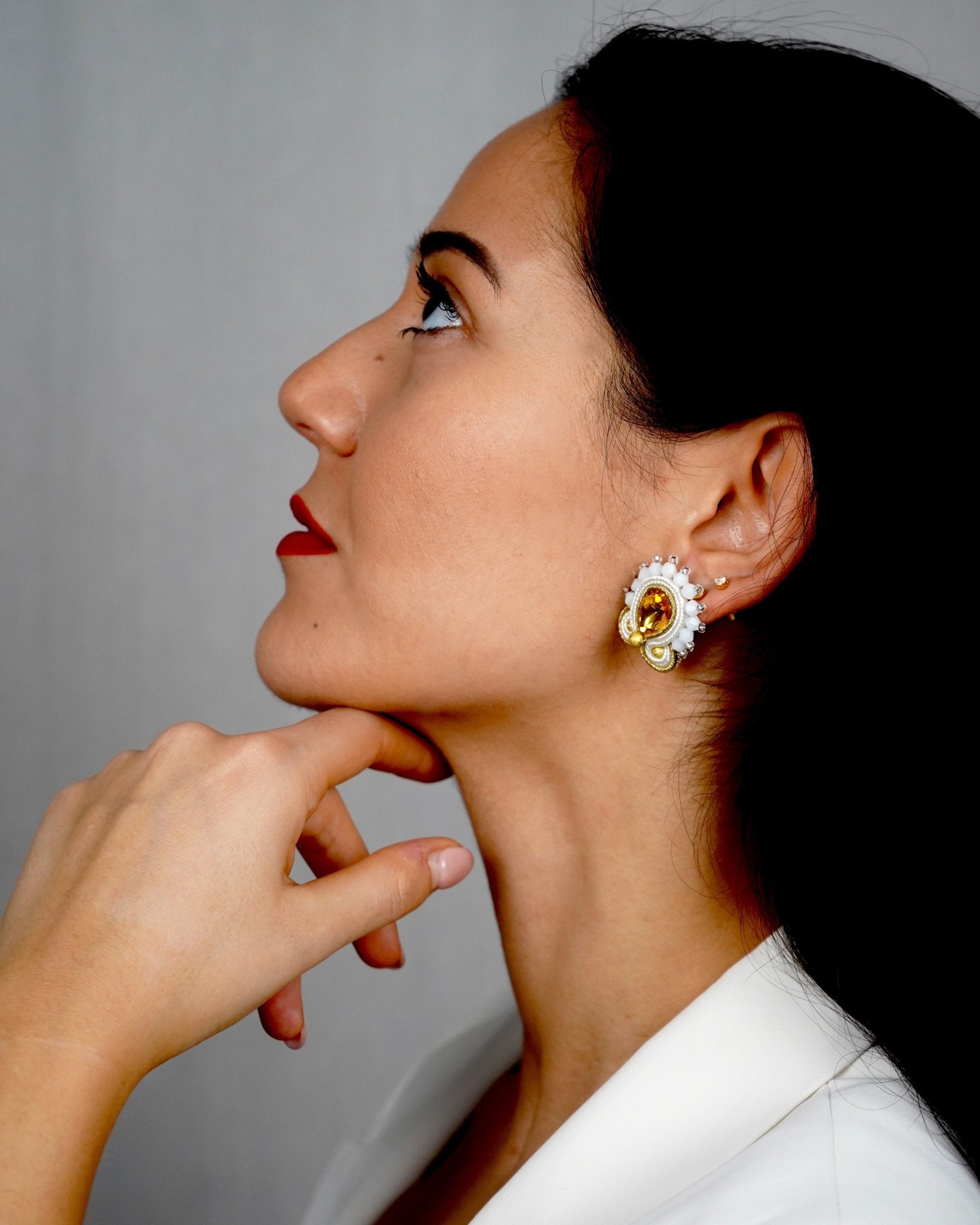 NUMANA1W – White Earring - DESIREA - MIRA Y MANO