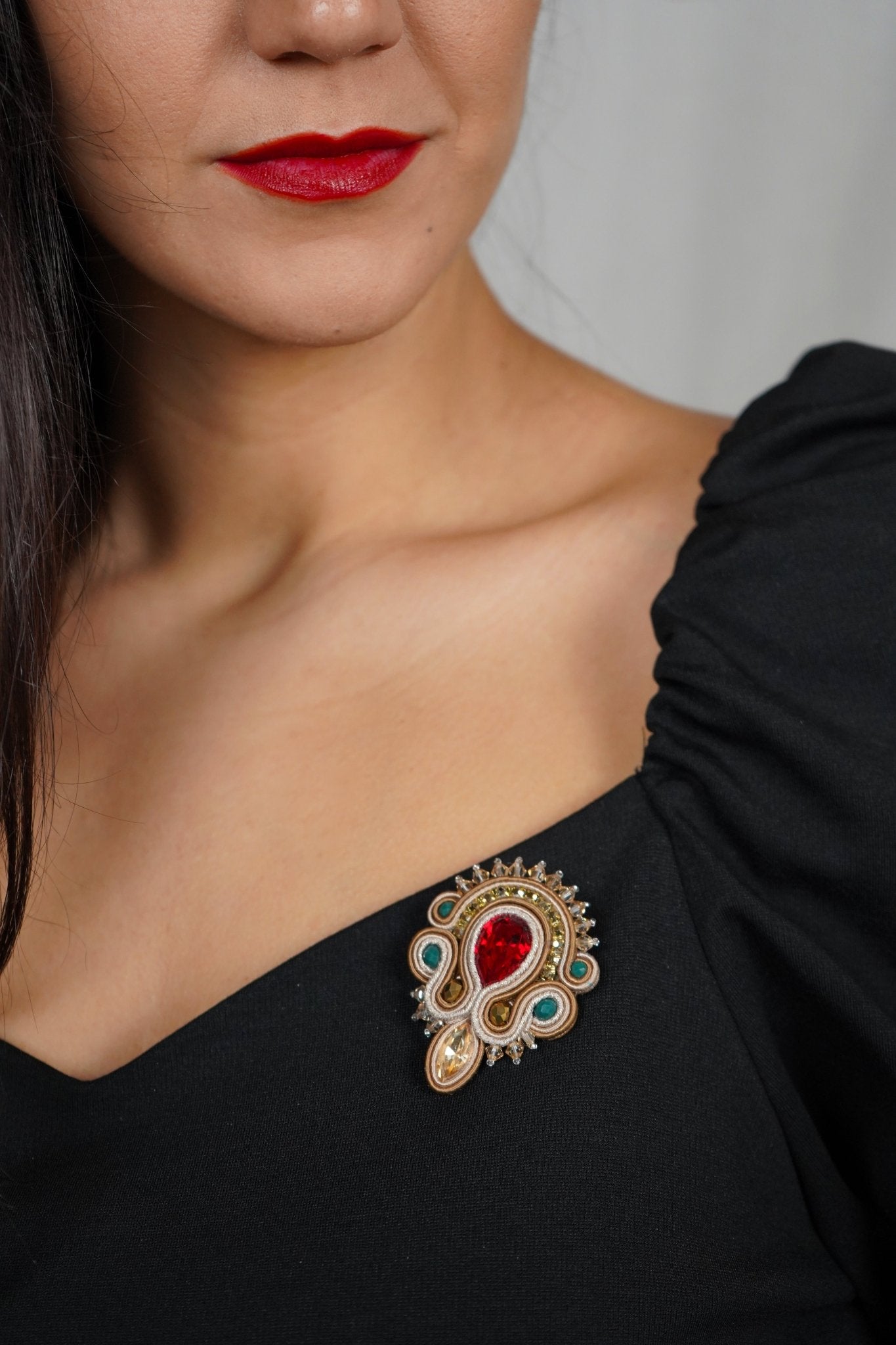 PRENDAS5 BROOCH - DESIREA - MIRA Y MANO