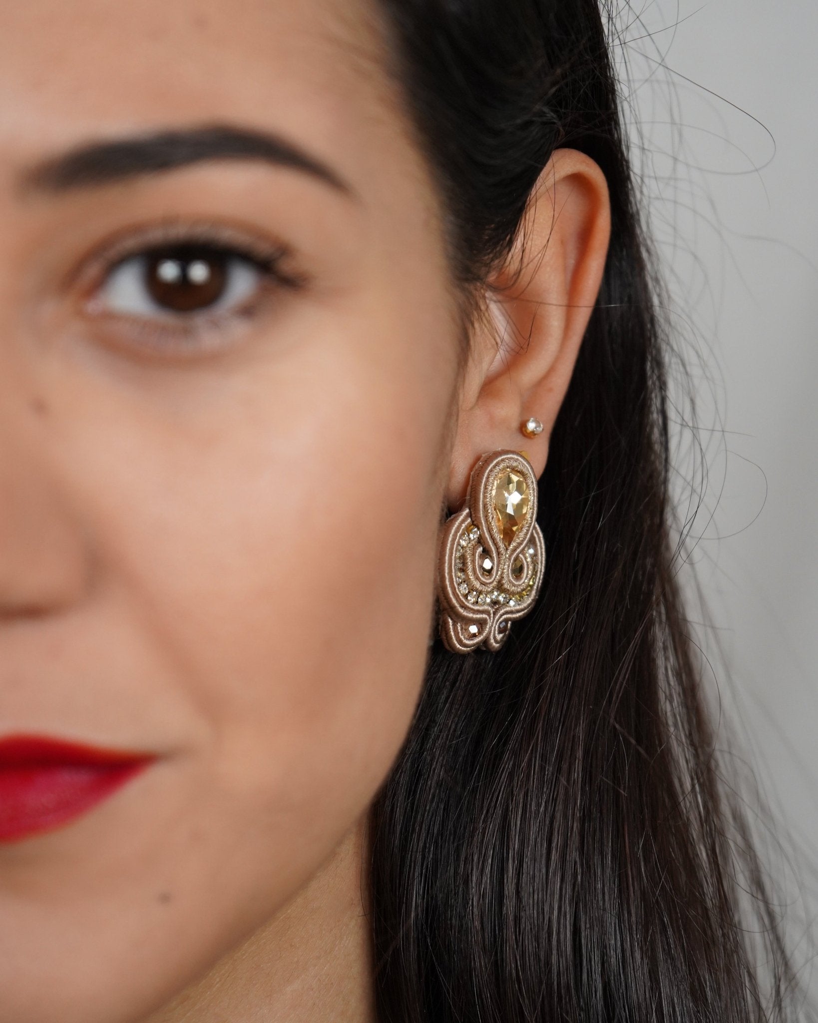 STAR2G – Gold Earring - DESIREA - MIRA Y MANO