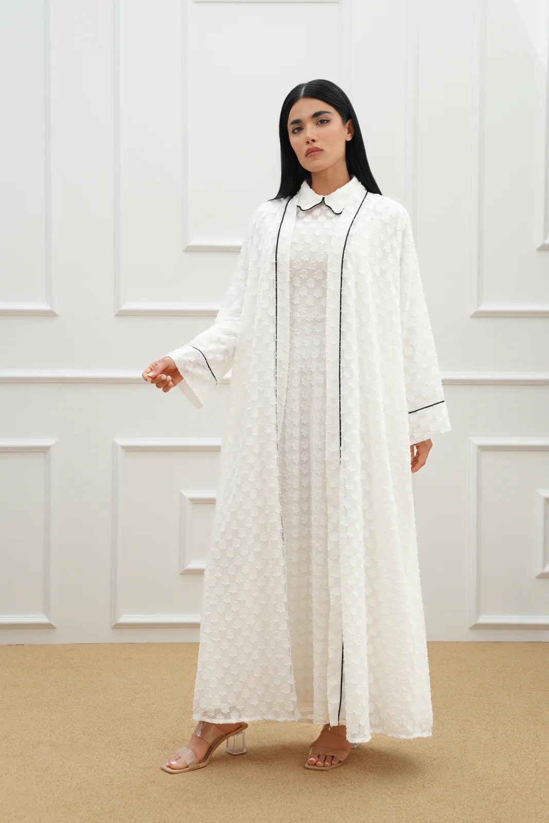 ABM26 - 1135 - WH ABAYA - EFFA - MIRA Y MANO