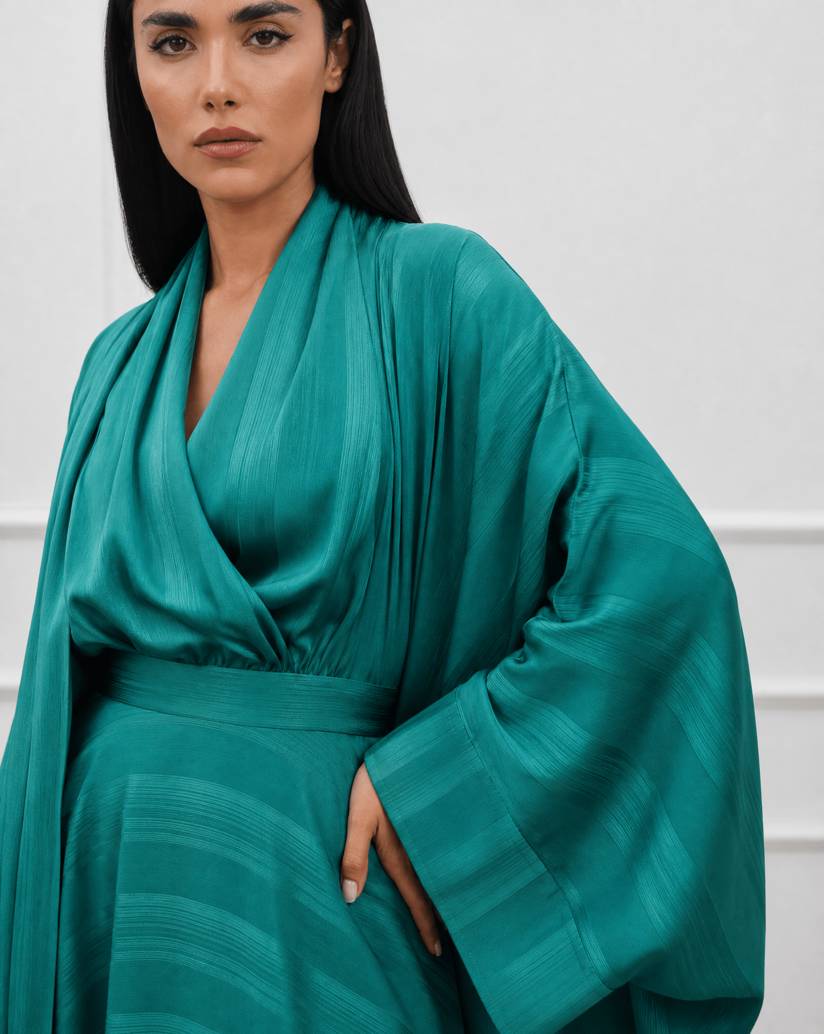 ABM26-1136-GR ABAYA - EFFA - MIRA Y MANO