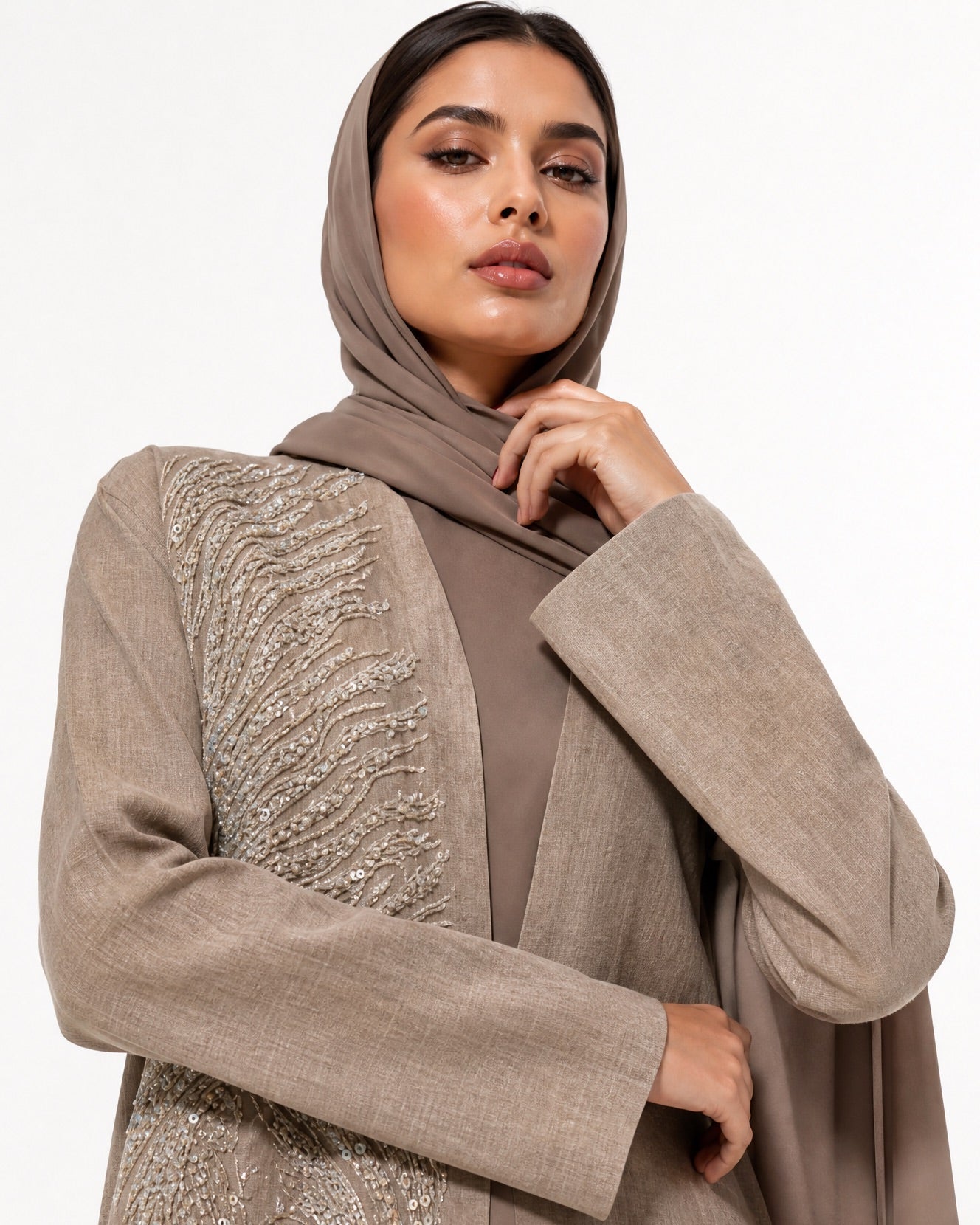 ABY 3923M ABAYA - EMAD RIZQ - MIRA Y MANO