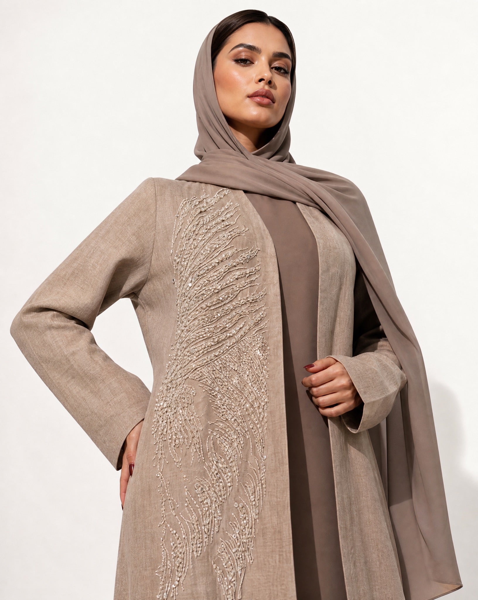 ABY 3923M ABAYA - EMAD RIZQ - MIRA Y MANO