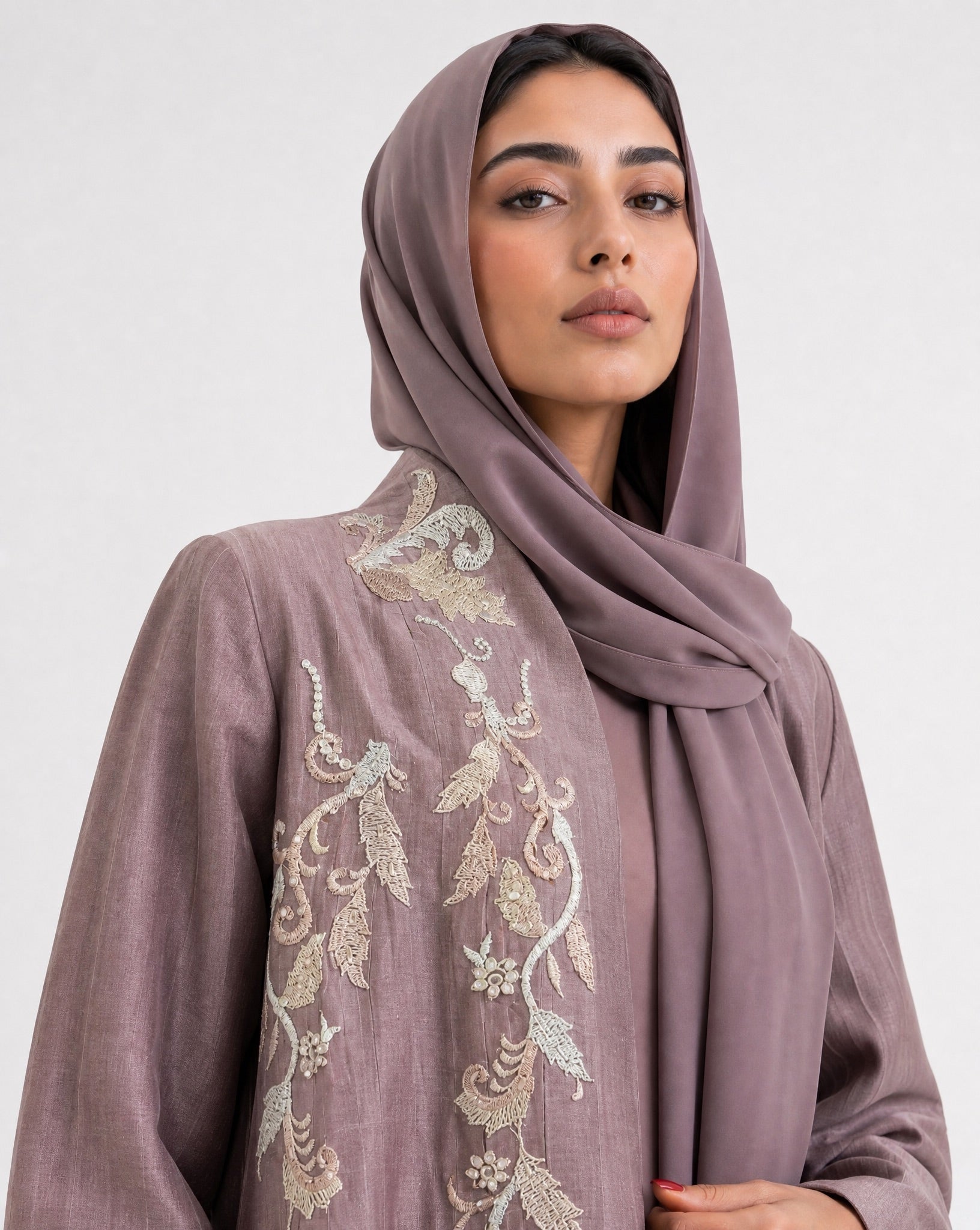 ABY 4605M ABAYA - EMAD RIZQ - MIRA Y MANO
