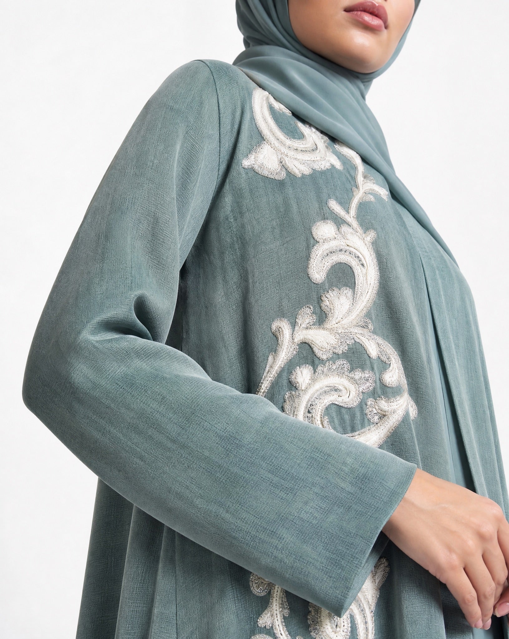 ABY 4606M ABAYA - EMAD RIZQ - MIRA Y MANO