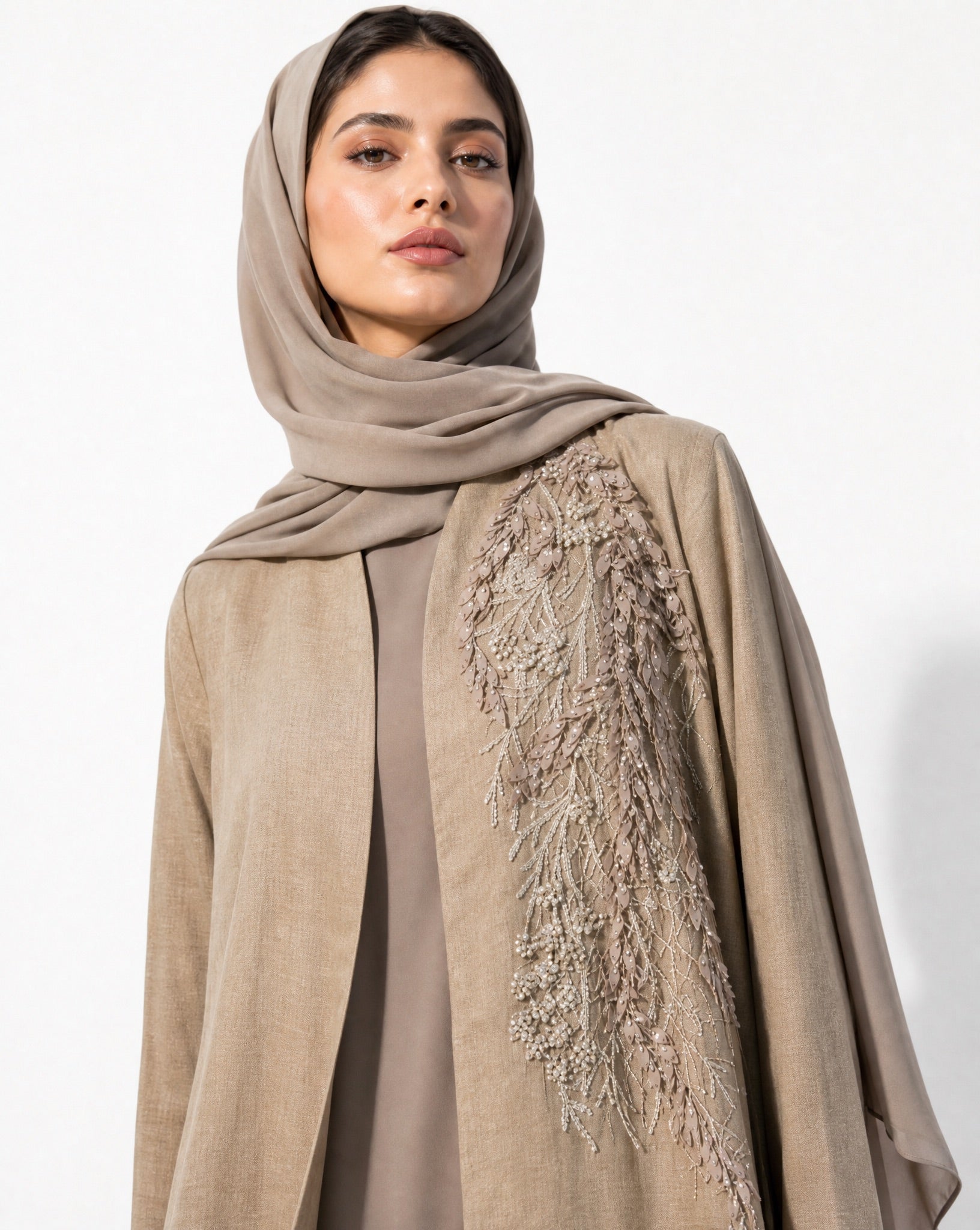 ABY 4612M ABAYA - EMAD RIZQ - MIRA Y MANO